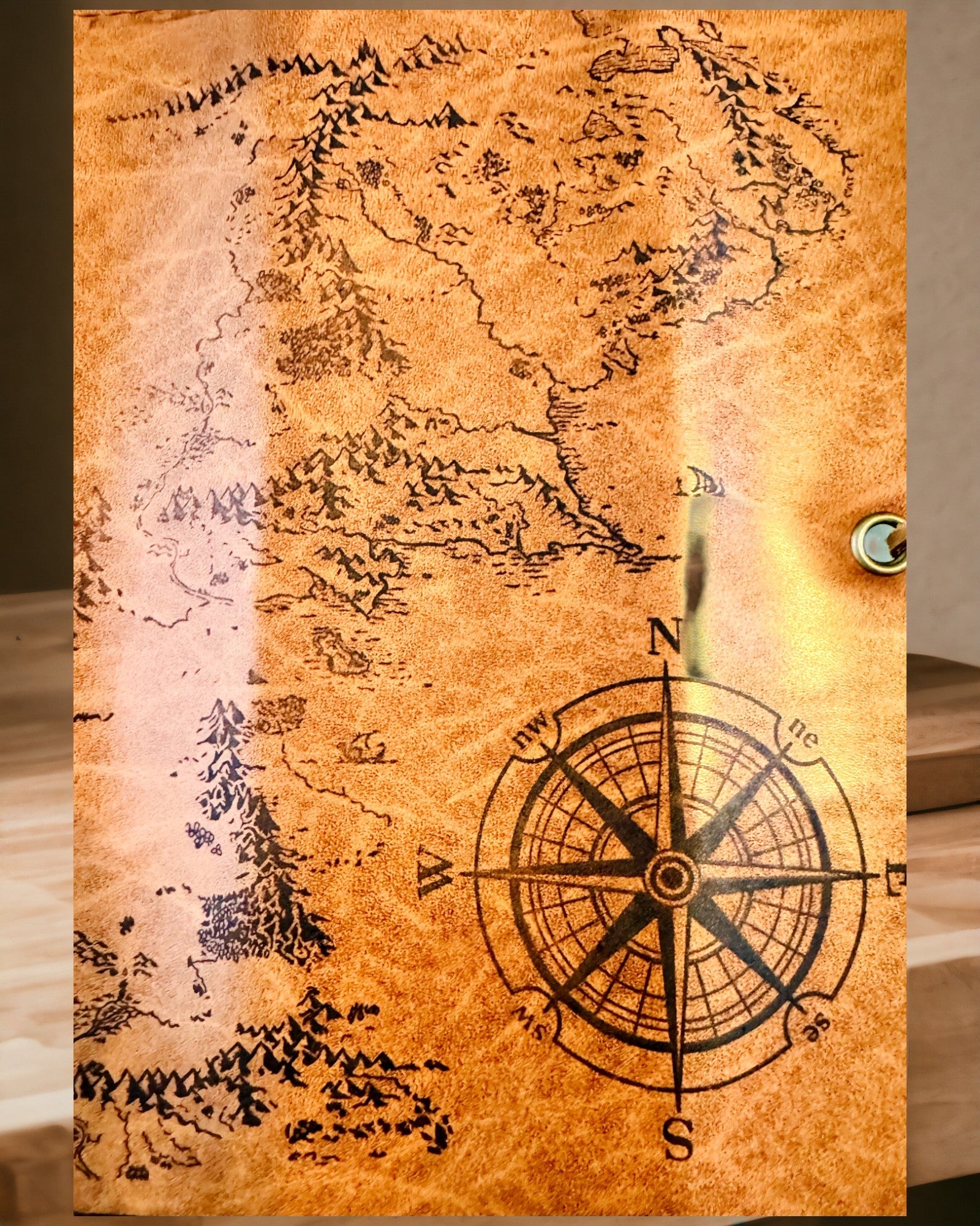 Retro mørkebrun læderpenalhus med skattekortmotiv - Elegant taske til opbevaring af skriftlige skatte