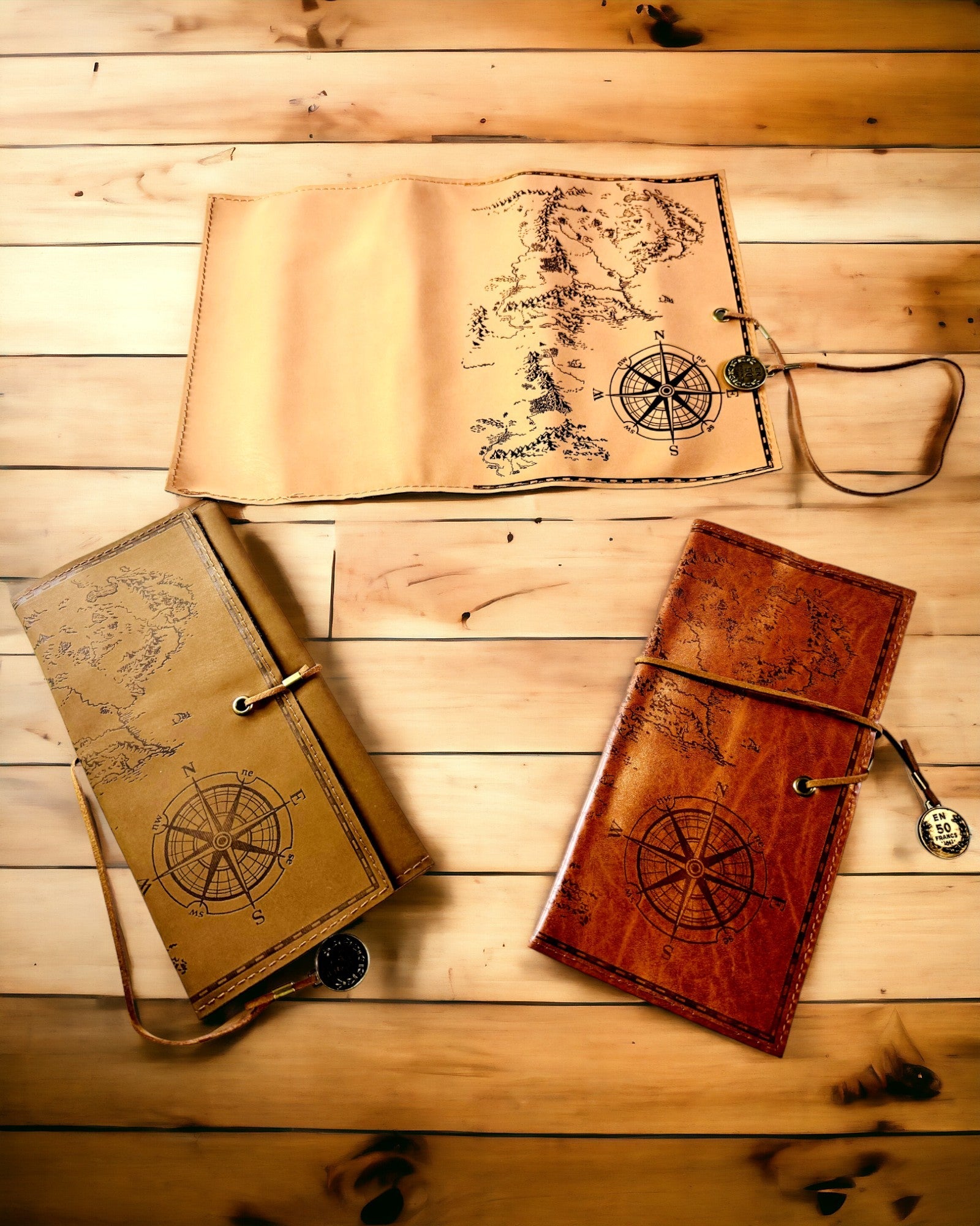 Retro Lys brun - mat, læder Penalhus i Rejsendes Stil med Verdenskort – Praktisk og Rummelig. Personalisering med gravering.