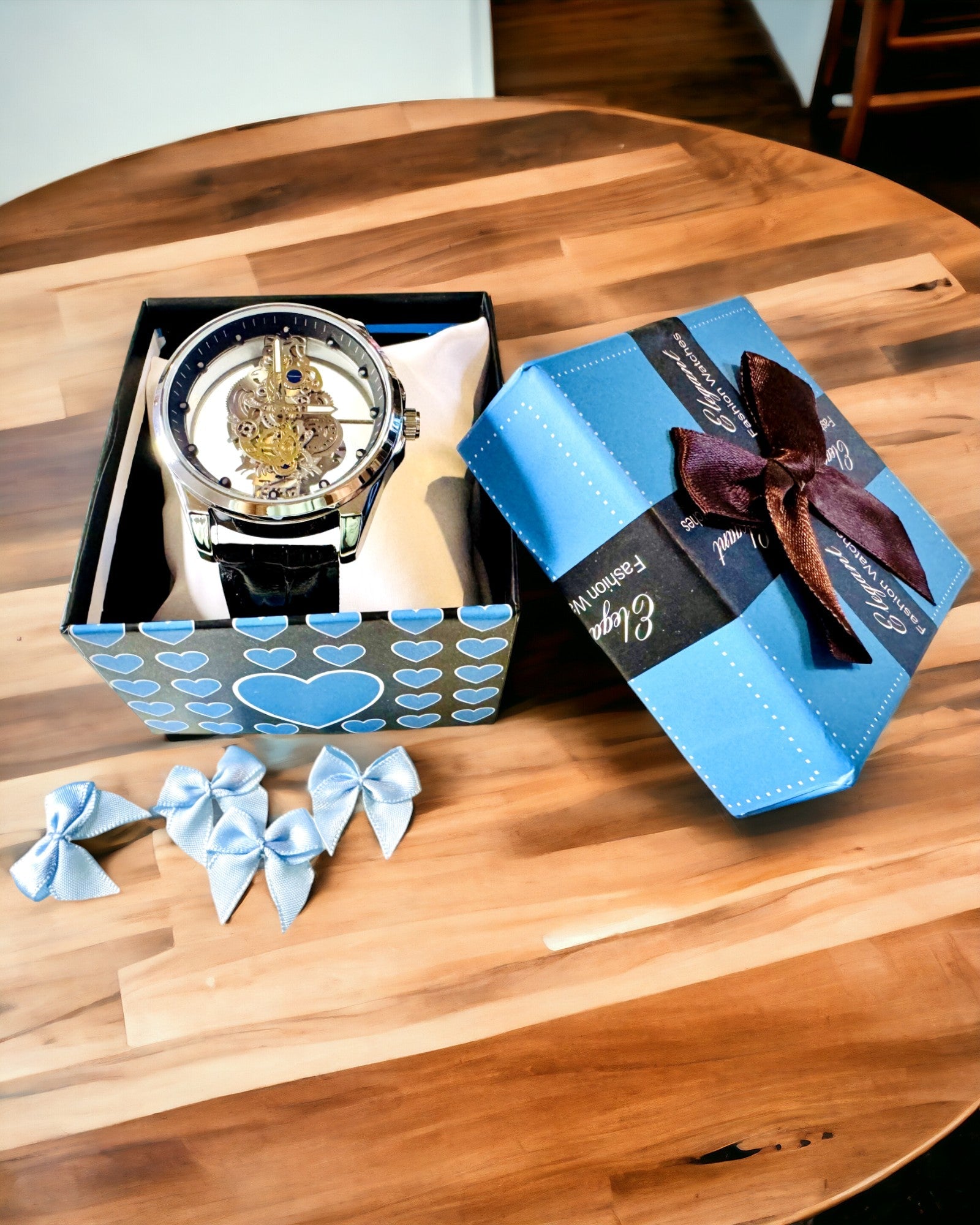 Herreur med kvartsurværk og gennemsigtig urskive - Klassisk elegance i moderne udgave sort rem. Personliggørelse med gravering