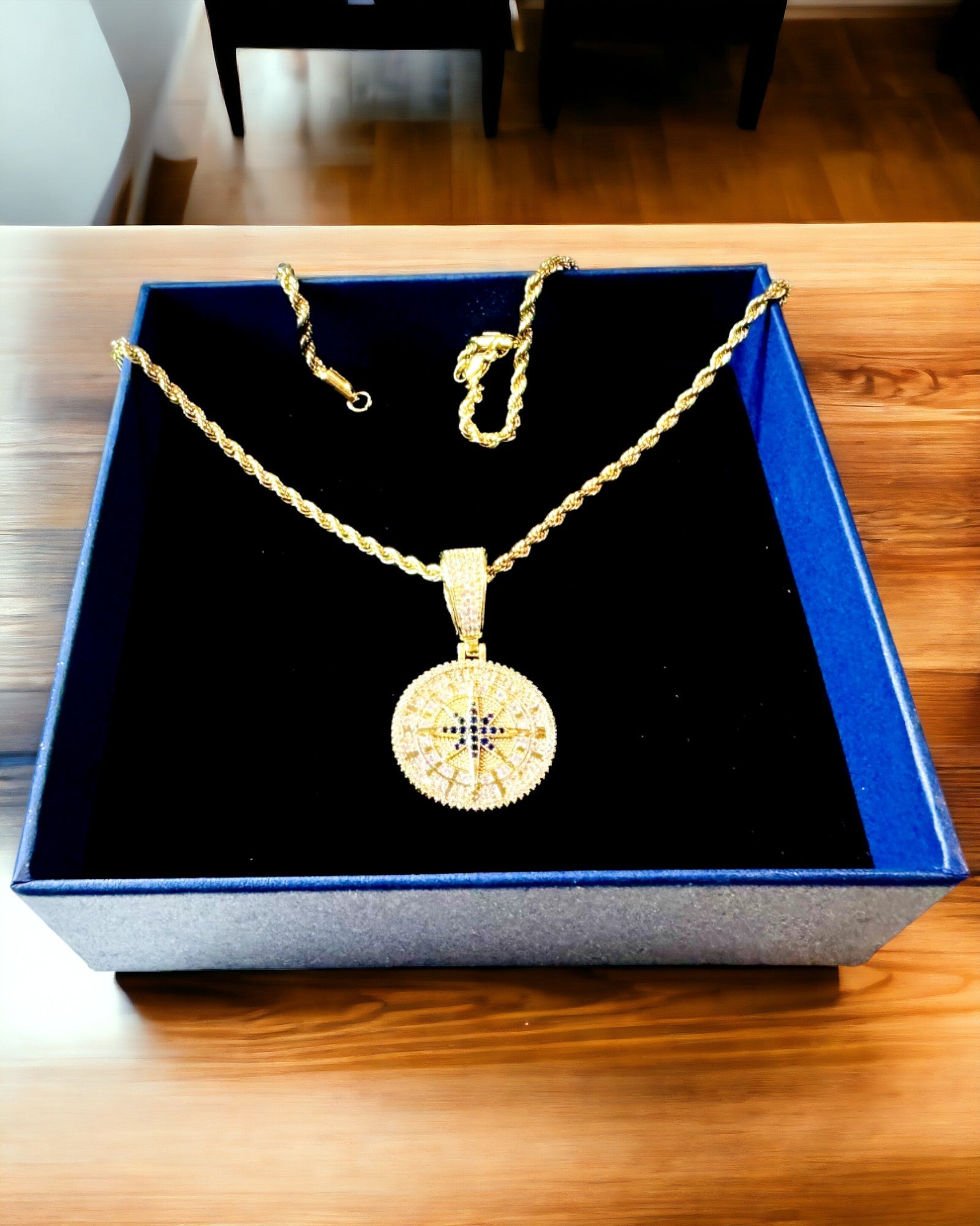 Halskæde med Kompasvedhæng i Glamour Stil med Zirkoner til Kvinder og Mænd - 2 varianter at vælge imellem, personliggørelse med gravering som gave