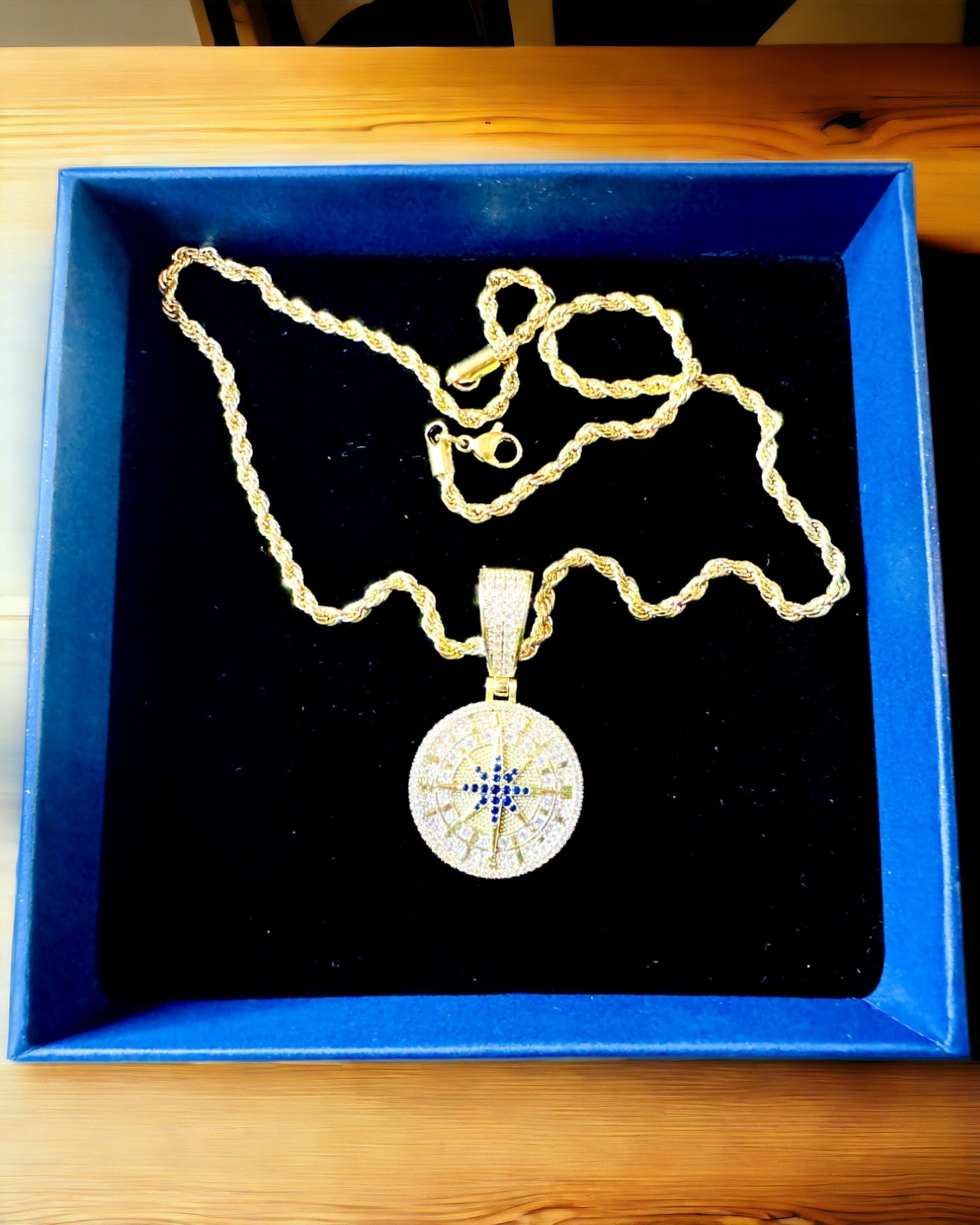 Halskæde med Kompasvedhæng i Glamour Stil med Zirkoner til Kvinder og Mænd - 2 varianter at vælge imellem, personliggørelse med gravering som gave