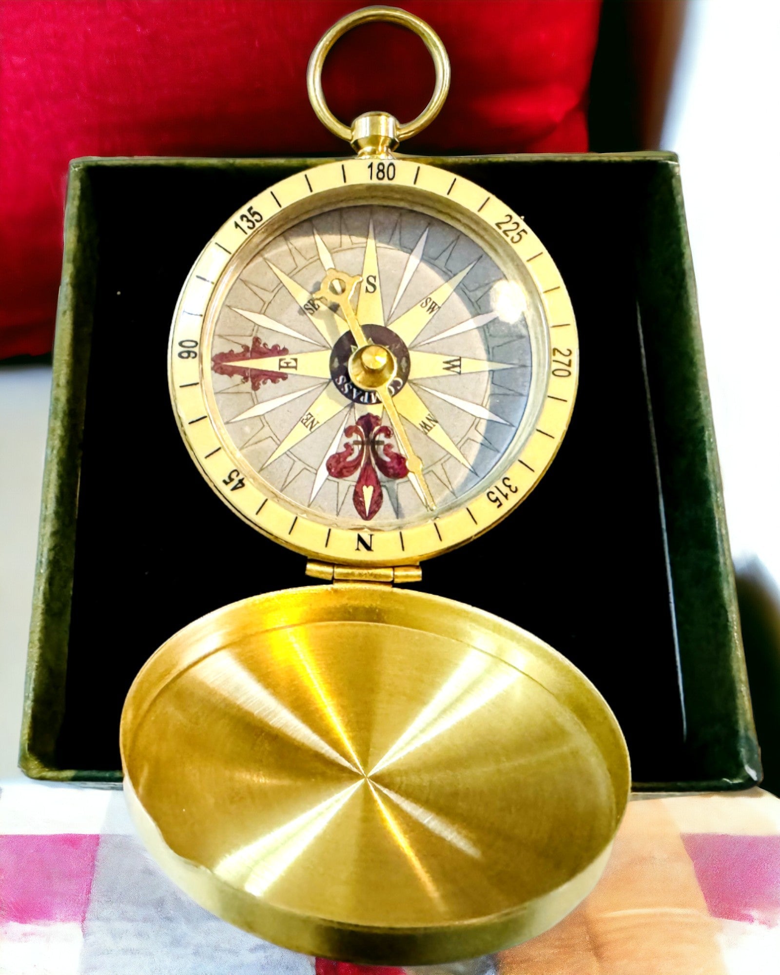 Retro-stil Navigationskompas – Bærbart og Præcist Instrument til Retsbestemmelse for Rejsende og Opdagelsesrejsende. Gravering, personalisering.