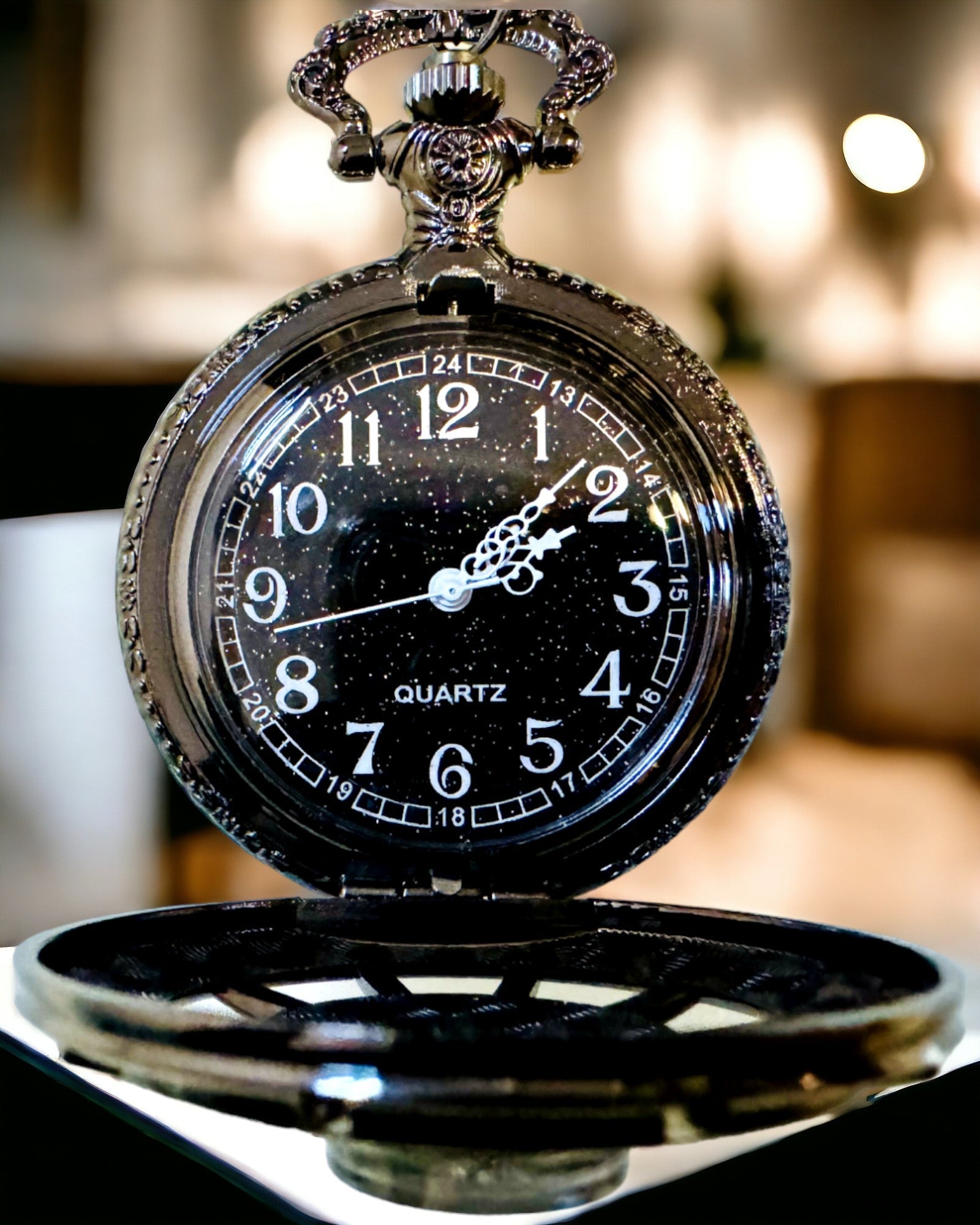 Lommeur med Kompas – Elegant Vintage Stil Vedhæng med Udskåret Skelet og Sort Skive, personliggørelse med gravering