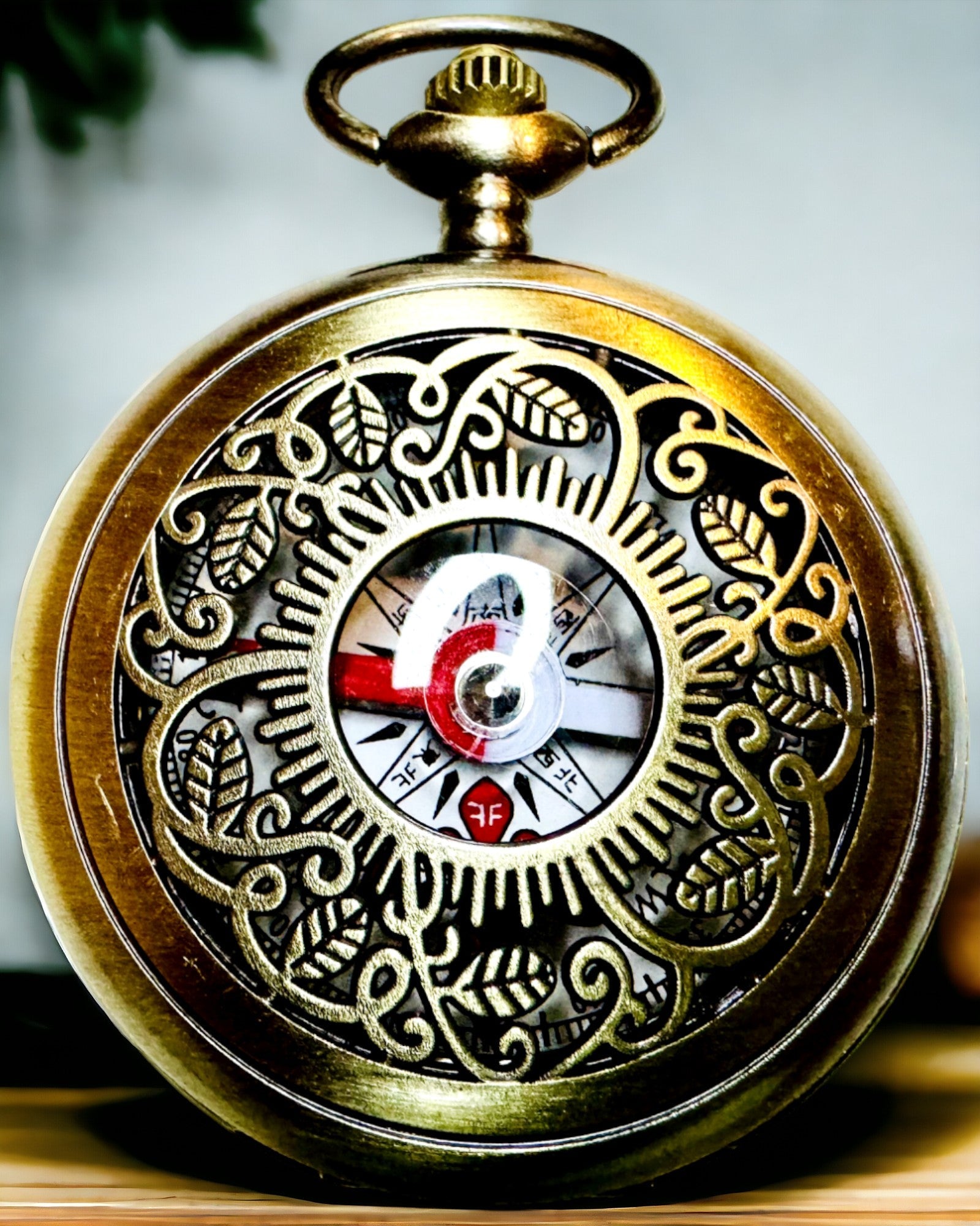 Vintage Navigationskompas med Filigranmønster – brun-guld farve