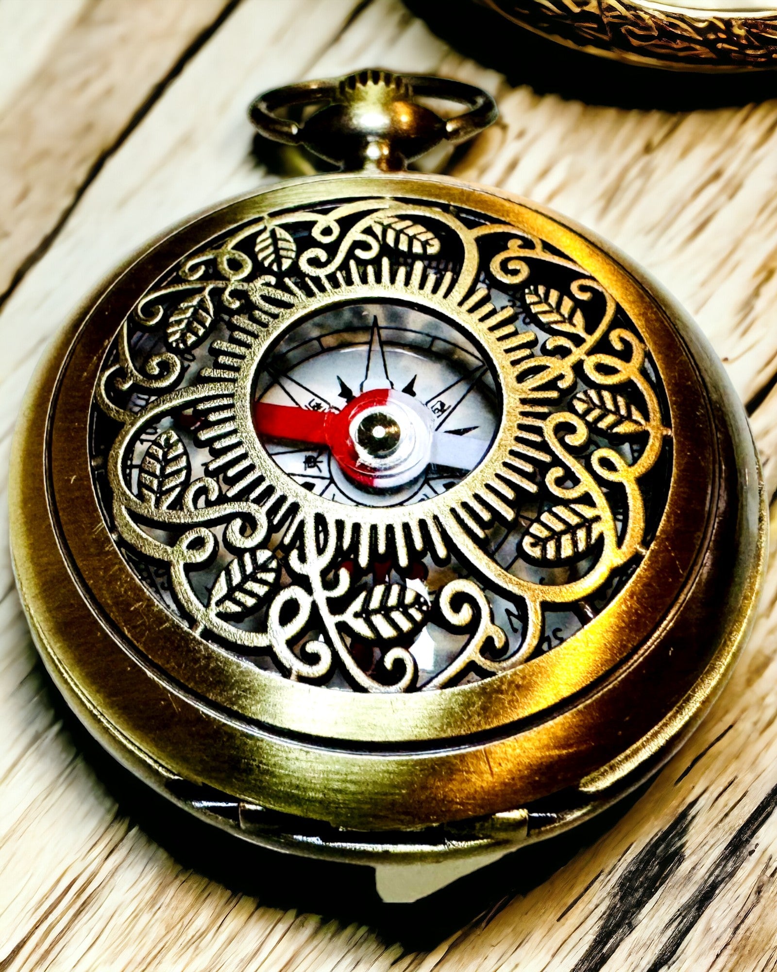 Vintage Navigationskompas med Filigranmønster – brun-guld farve