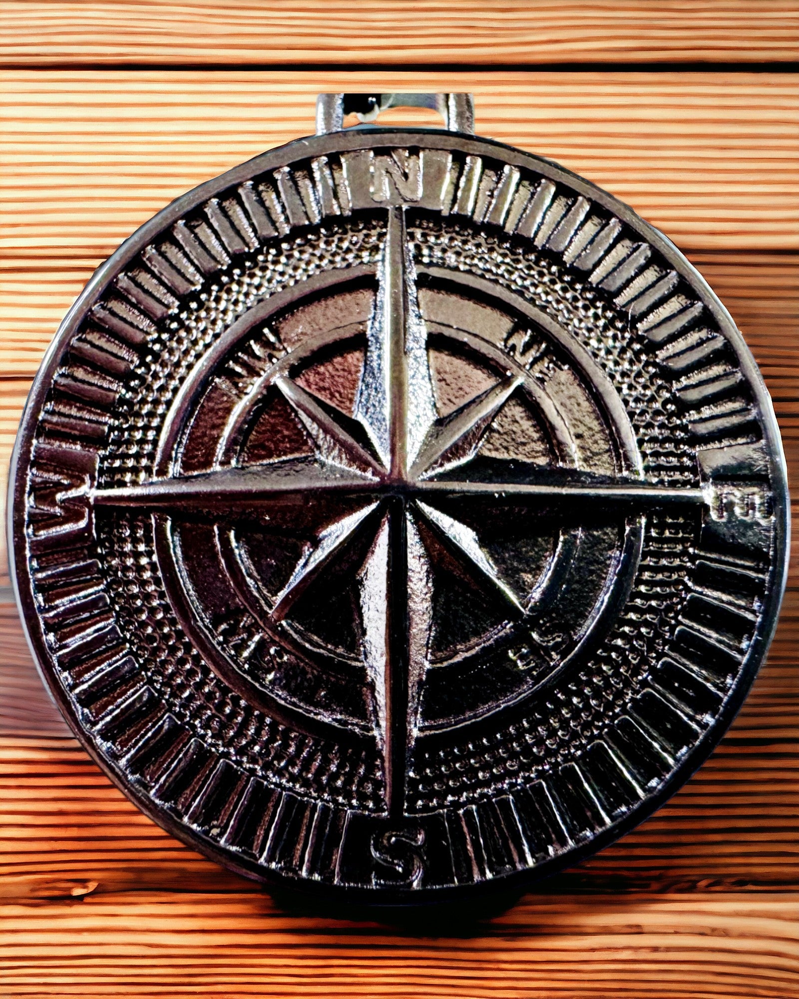 Kompas Halskæde – Smedet Smykke i Rustfrit Stål til Mænd og Kvinder i To Farver, med Gravering