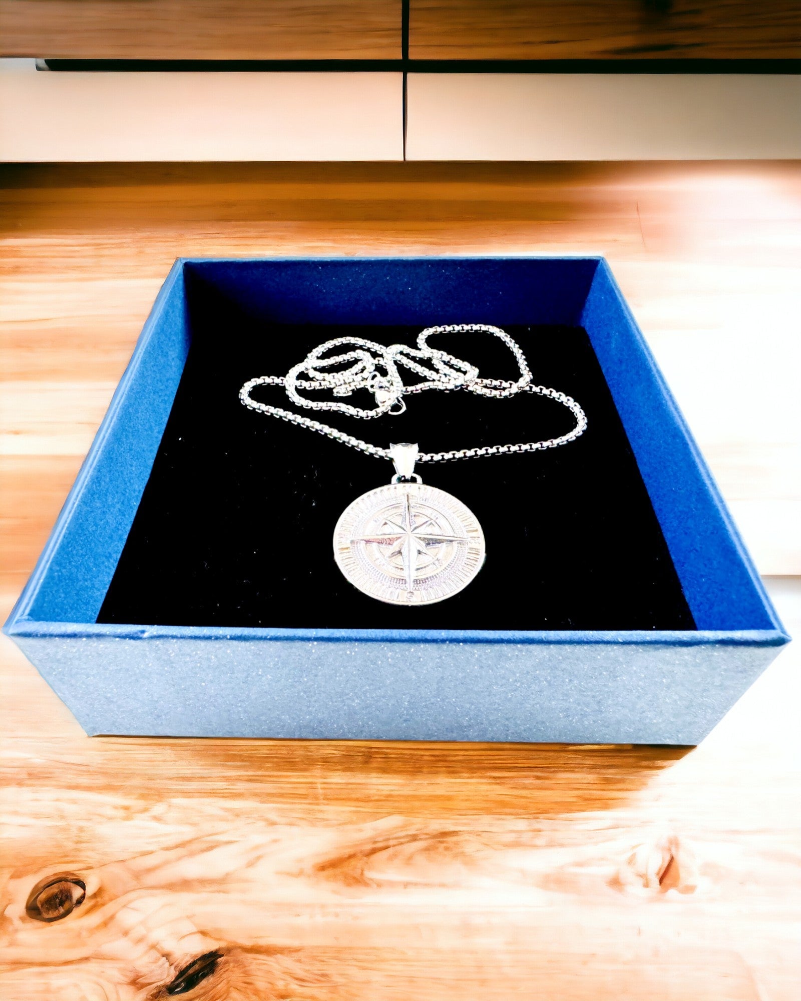 Kompas Halskæde – Smedet Smykke i Rustfrit Stål til Mænd og Kvinder i To Farver, med Gravering
