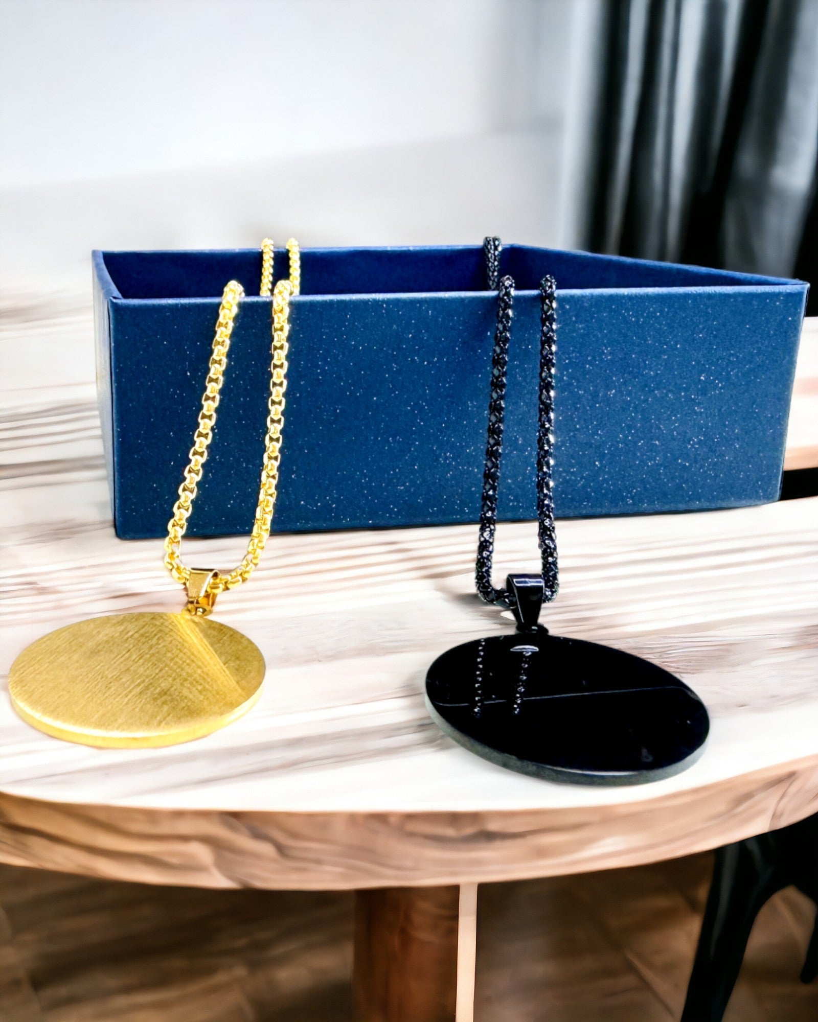 Vedhæng "Urban Elegance" – Rundt Medaljon i Rustfrit Stål i To Farver med Mulighed for Personlig Tilpasning