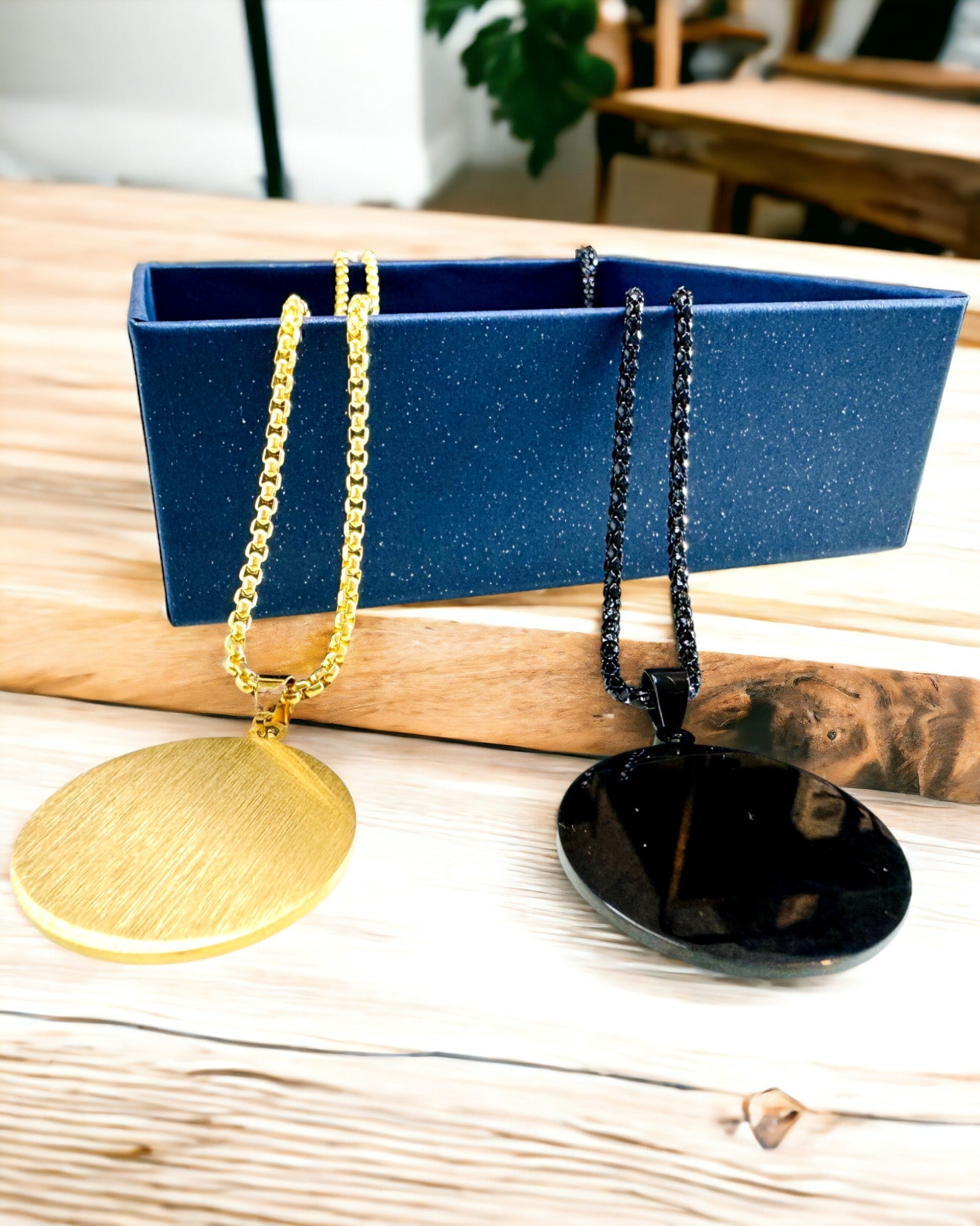 Vedhæng "Urban Elegance" – Rundt Medaljon i Rustfrit Stål i To Farver med Mulighed for Personlig Tilpasning