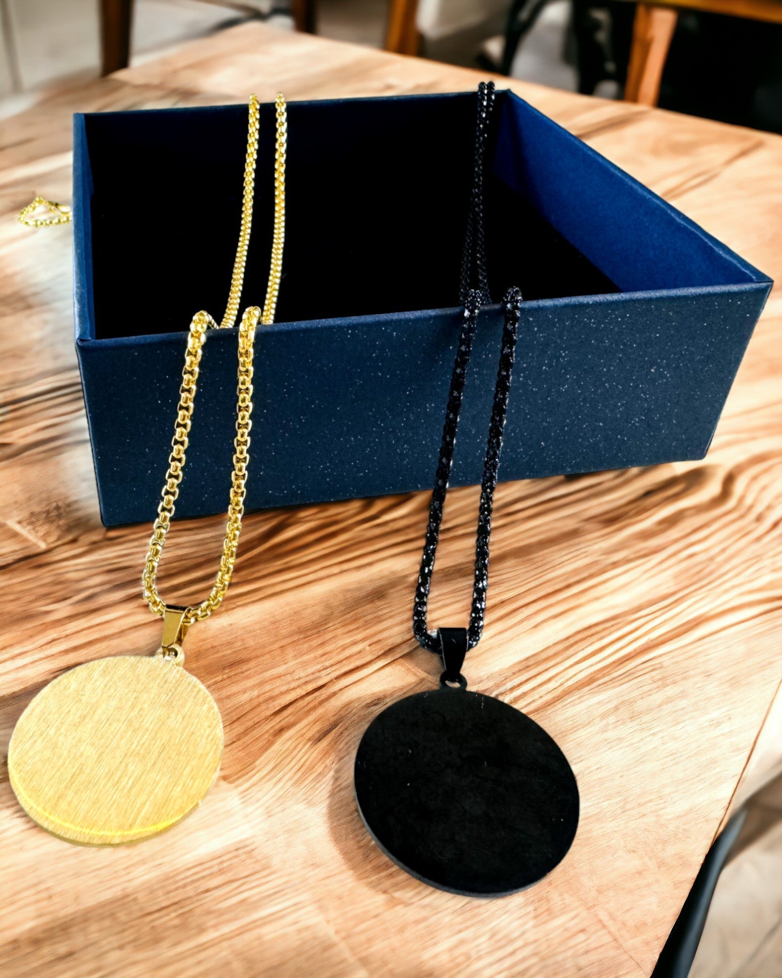 Vedhæng "Urban Elegance" – Rundt Medaljon i Rustfrit Stål i To Farver med Mulighed for Personlig Tilpasning