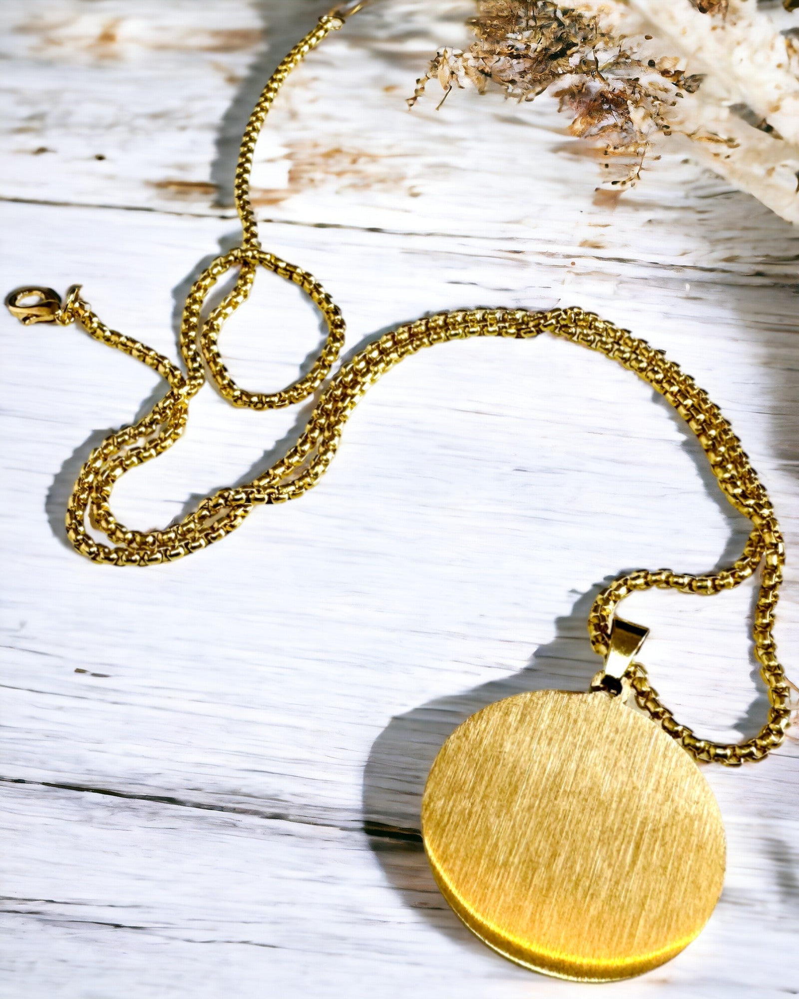 Vedhæng "Urban Elegance" – Rundt Medaljon i Rustfrit Stål i To Farver med Mulighed for Personlig Tilpasning