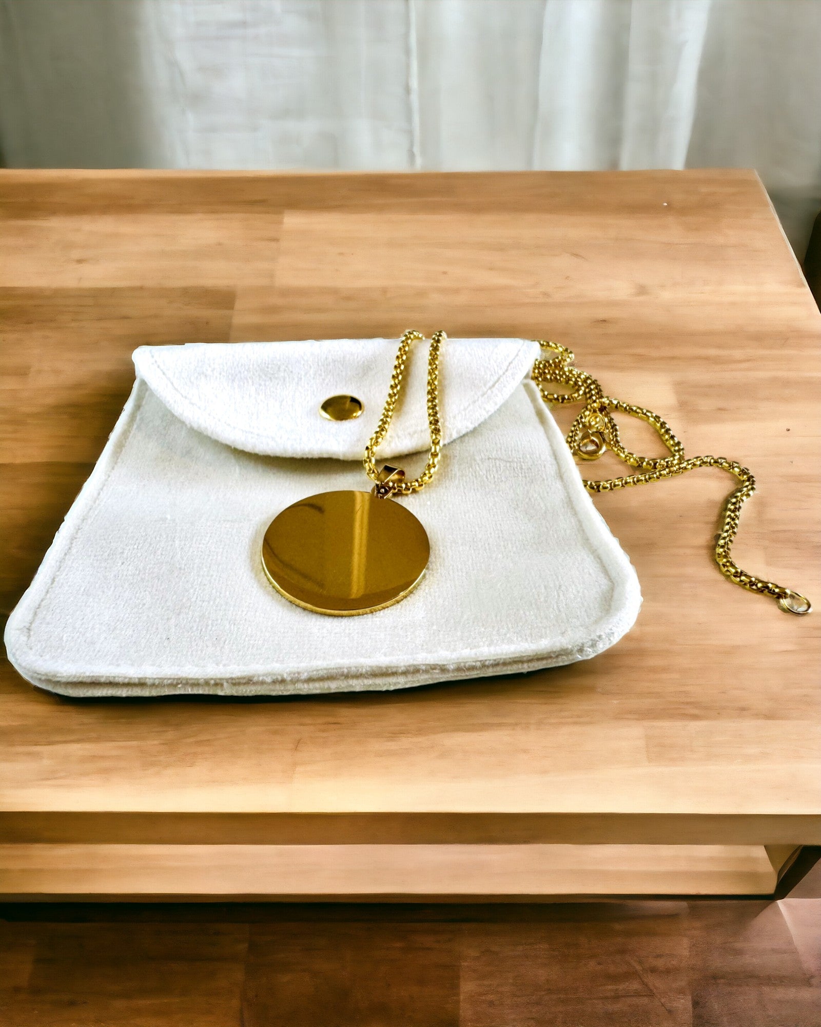 Vedhæng "Urban Elegance" – Rundt Medaljon i Rustfrit Stål i To Farver med Mulighed for Personlig Tilpasning