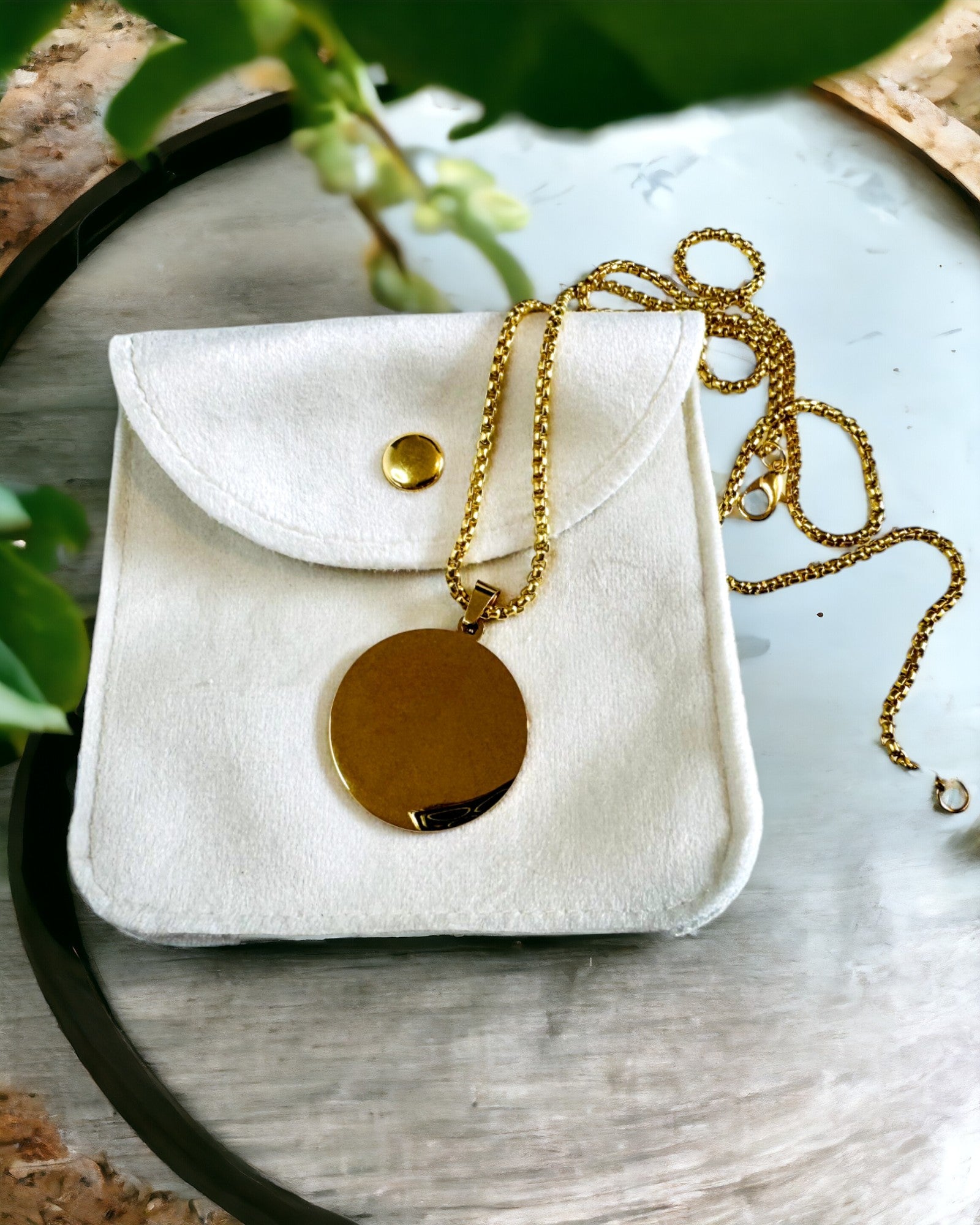 Vedhæng "Urban Elegance" – Rundt Medaljon i Rustfrit Stål i To Farver med Mulighed for Personlig Tilpasning