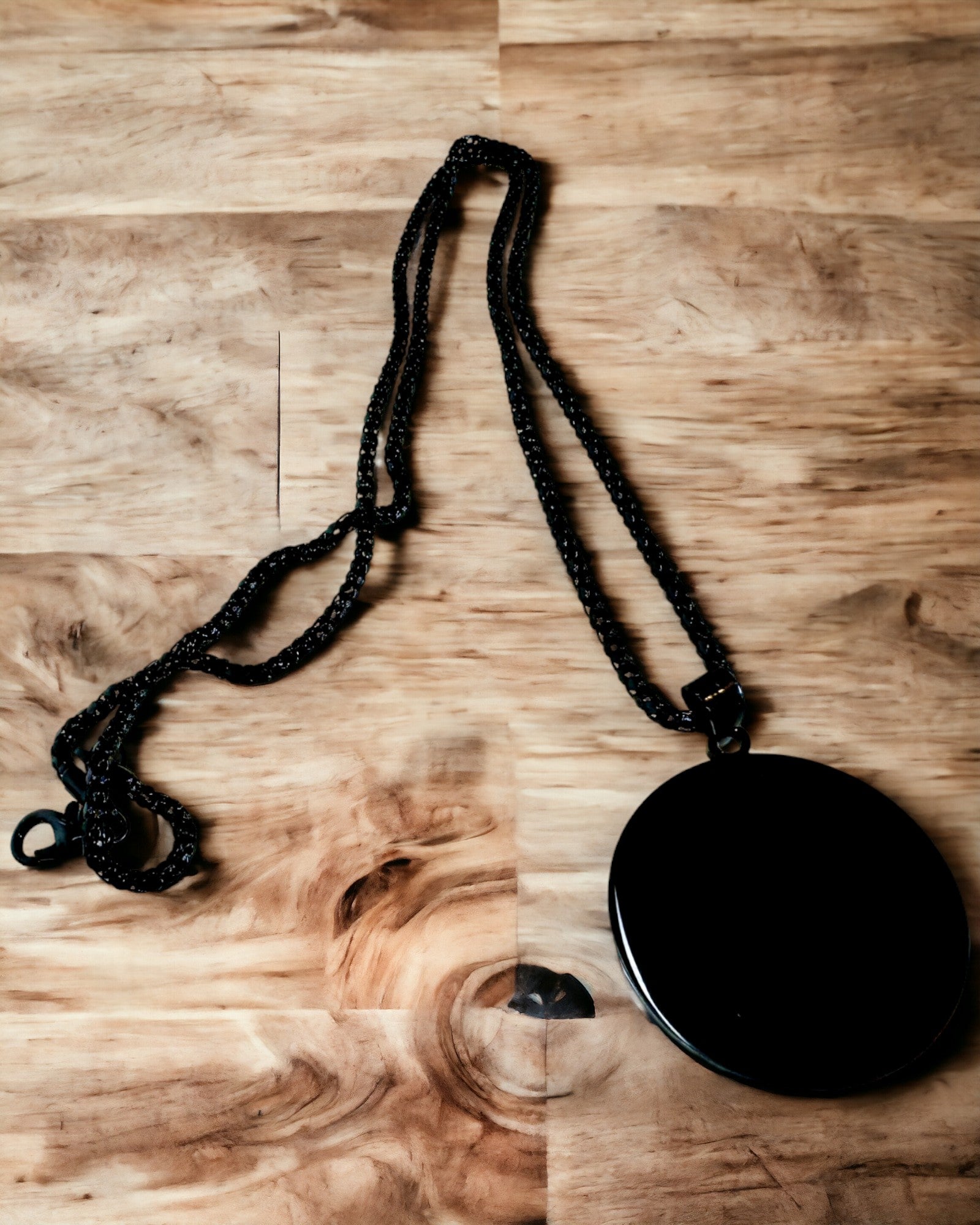 Vedhæng "Urban Elegance" – Rundt Medaljon i Rustfrit Stål i To Farver med Mulighed for Personlig Tilpasning