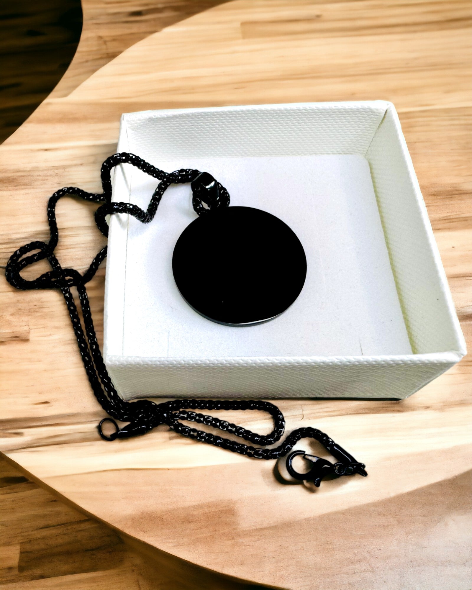 Vedhæng "Urban Elegance" – Rundt Medaljon i Rustfrit Stål i To Farver med Mulighed for Personlig Tilpasning