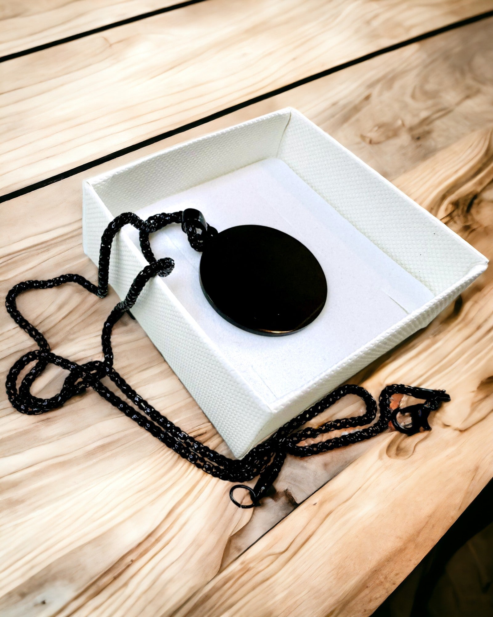 Vedhæng "Urban Elegance" – Rundt Medaljon i Rustfrit Stål i To Farver med Mulighed for Personlig Tilpasning