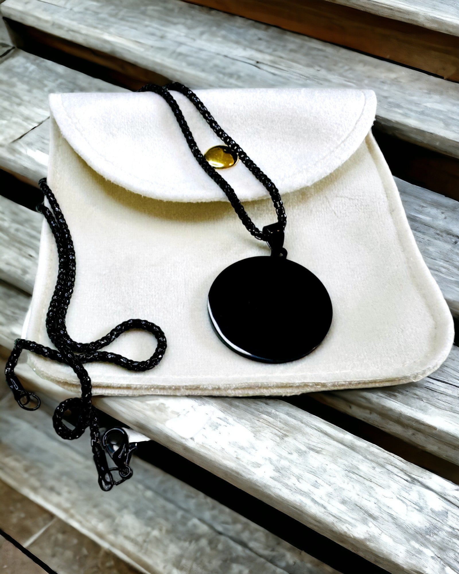 Vedhæng "Urban Elegance" – Rundt Medaljon i Rustfrit Stål i To Farver med Mulighed for Personlig Tilpasning