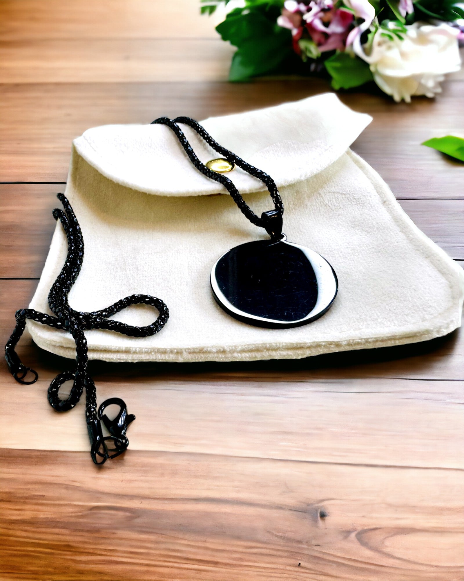 Vedhæng "Urban Elegance" – Rundt Medaljon i Rustfrit Stål i To Farver med Mulighed for Personlig Tilpasning