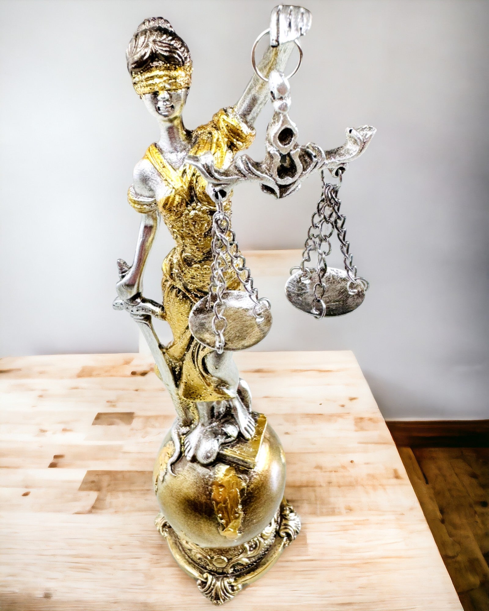 Statuette af Retfærdighedens Gudinde – Kunstnerisk Dekoration til Hylde, Håndværk af Harpiks, tilpasning med gravering