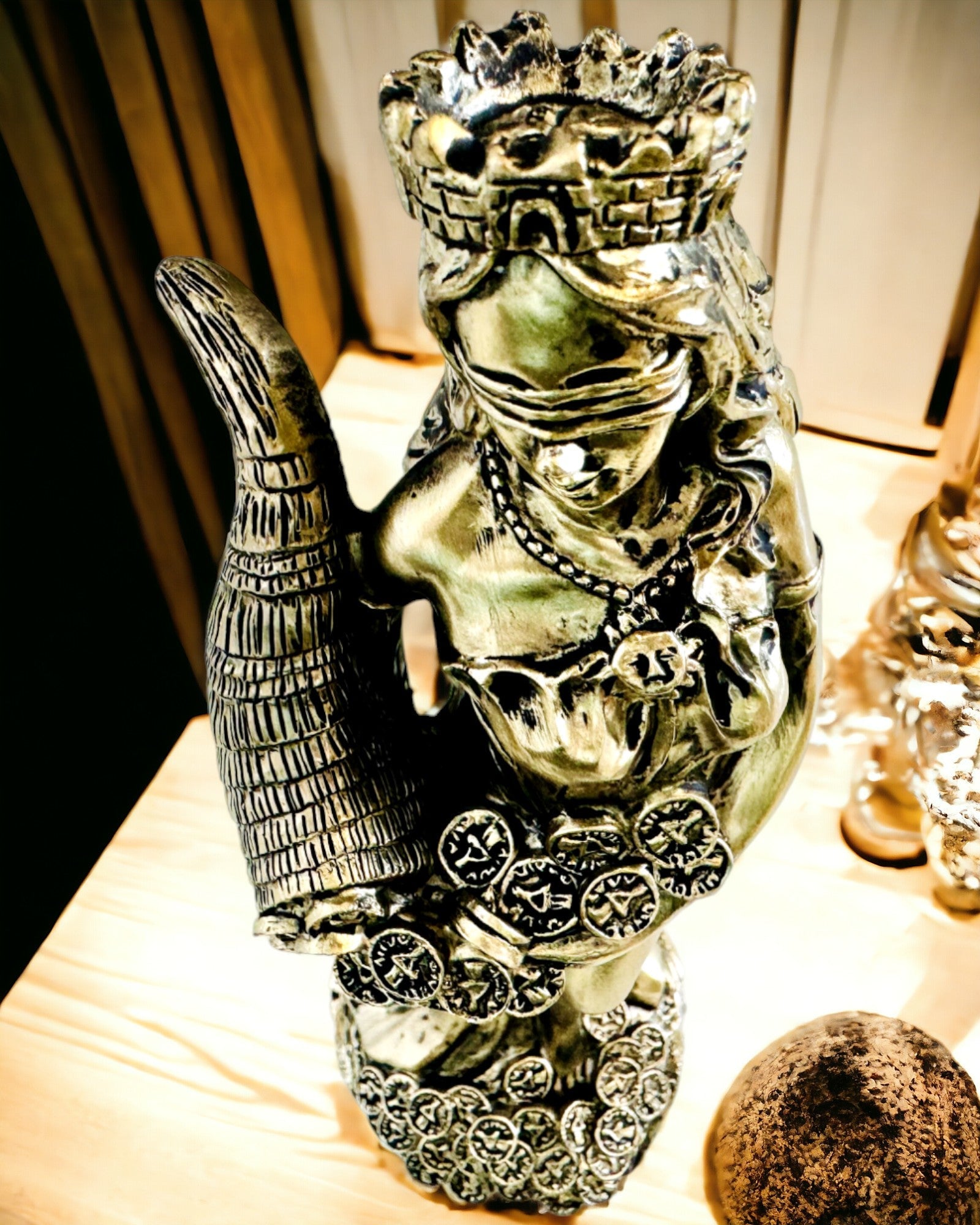 "Posen af Gudinden Abundans" - Dekorativ Resin Statue af Fortuna til Hjem og Kontor