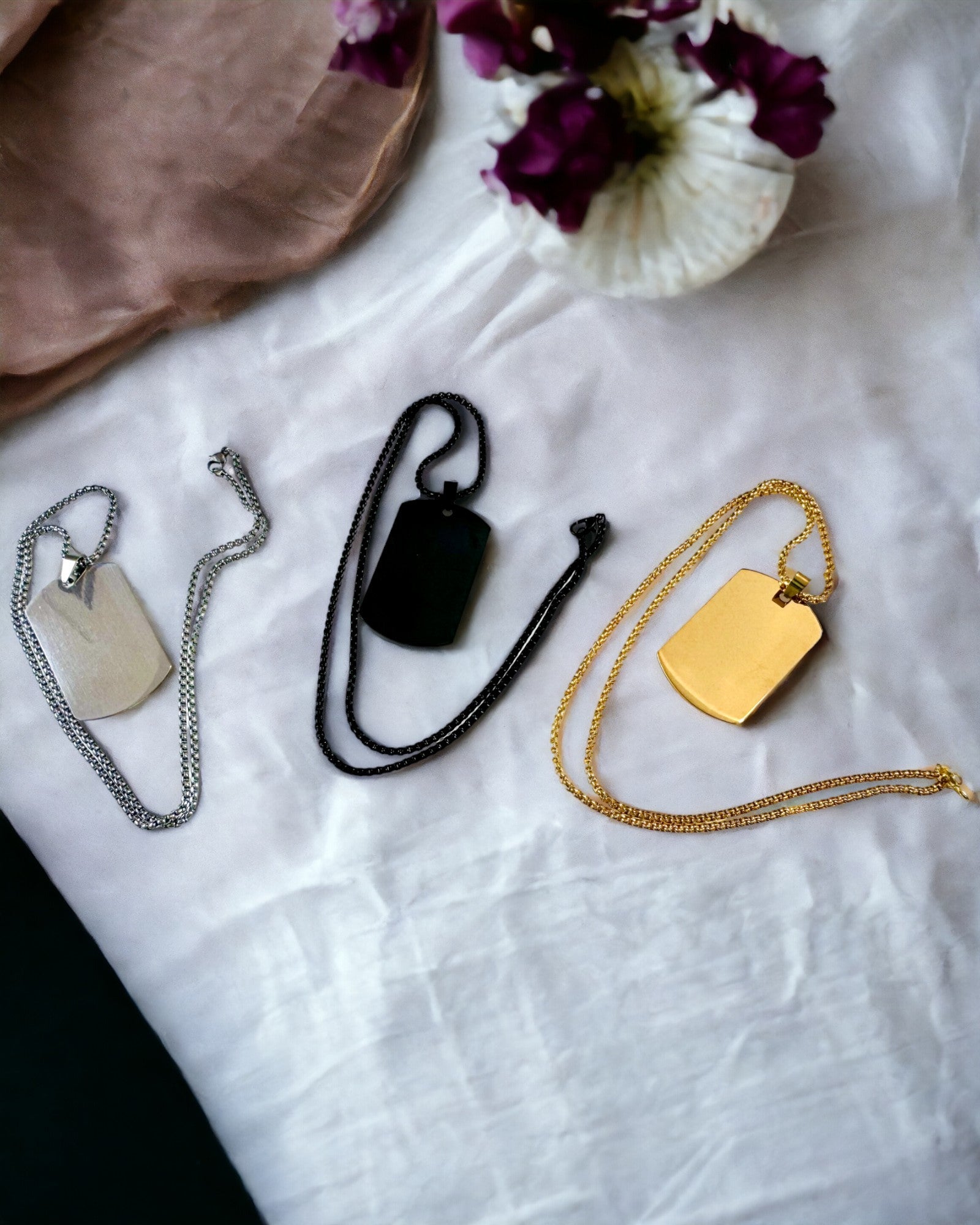 Halskæde med Dog Tag "Tre Nuancer af Stil" - ID-brik - Elegant Vedhæng i Rustfrit Stål med Mulighed for Gravering