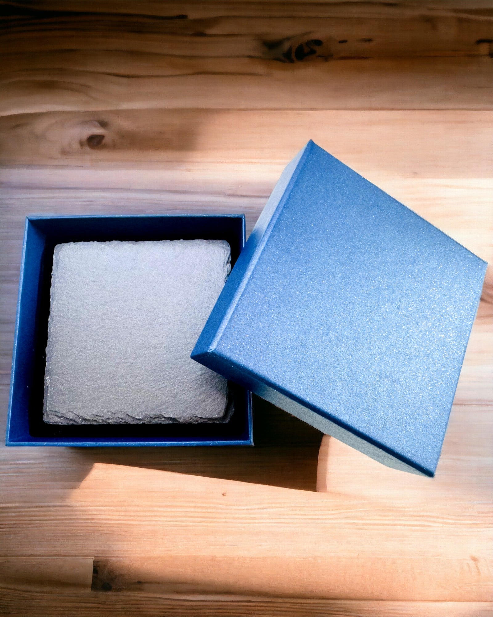 Underlag til kaffe, te af naturlig sten med personlig gravering – Firkant, cirkel, sekskant, 10 cm