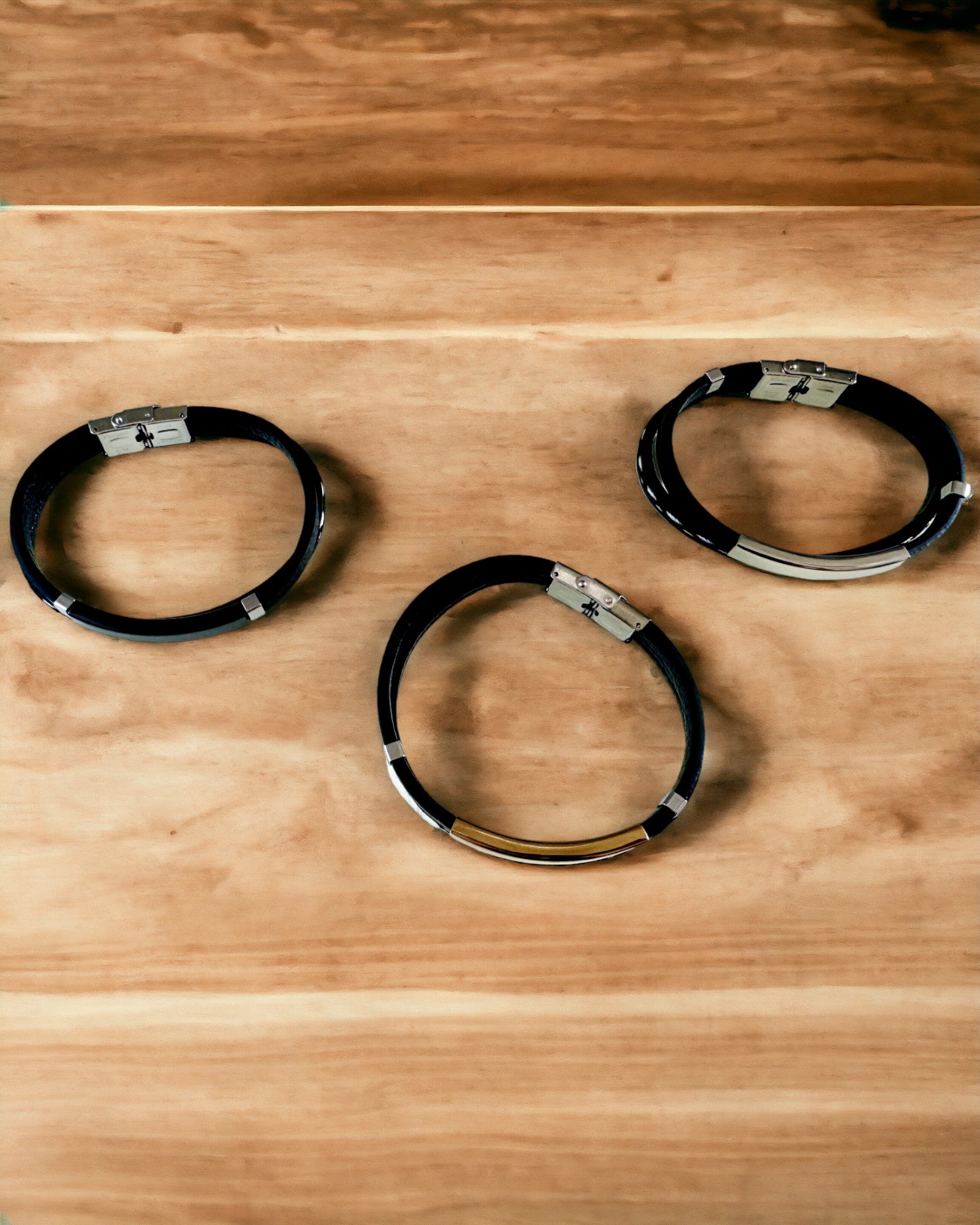 Sportsarmbånd i PU-læder og rustfrit stål med mulighed for gravering – 3 farver