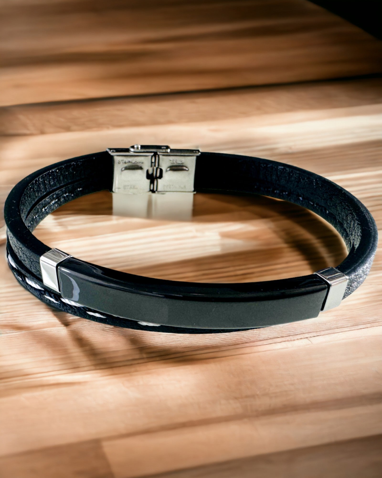 Sportsarmbånd i PU-læder og rustfrit stål med mulighed for gravering – 3 farver