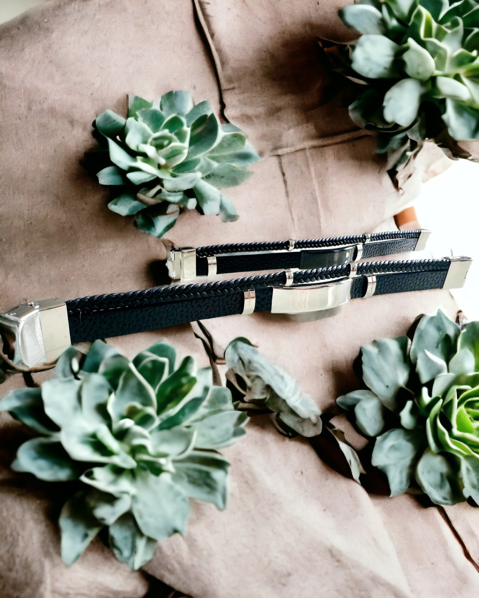 Herrearmbånd i PU-læder og rustfrit stål med mulighed for gravering – Tilgængelig i to farvevarianter