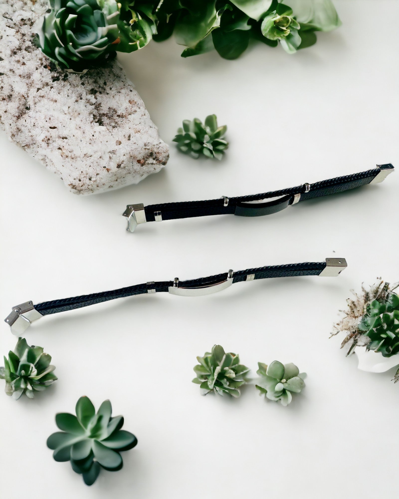 Herrearmbånd i PU-læder og rustfrit stål med mulighed for gravering – Tilgængelig i to farvevarianter