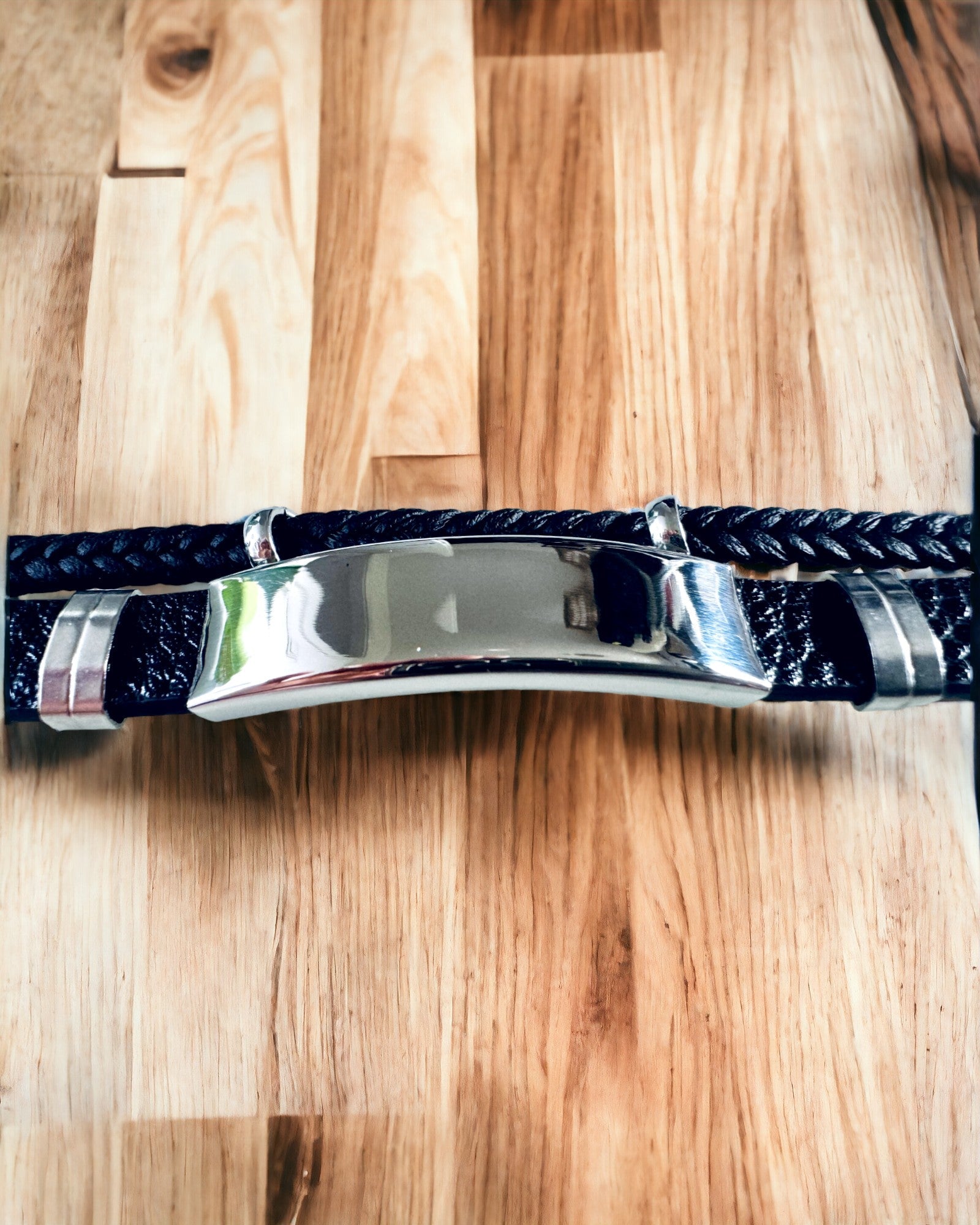 Herrearmbånd i PU-læder og rustfrit stål med mulighed for gravering – Tilgængelig i to farvevarianter