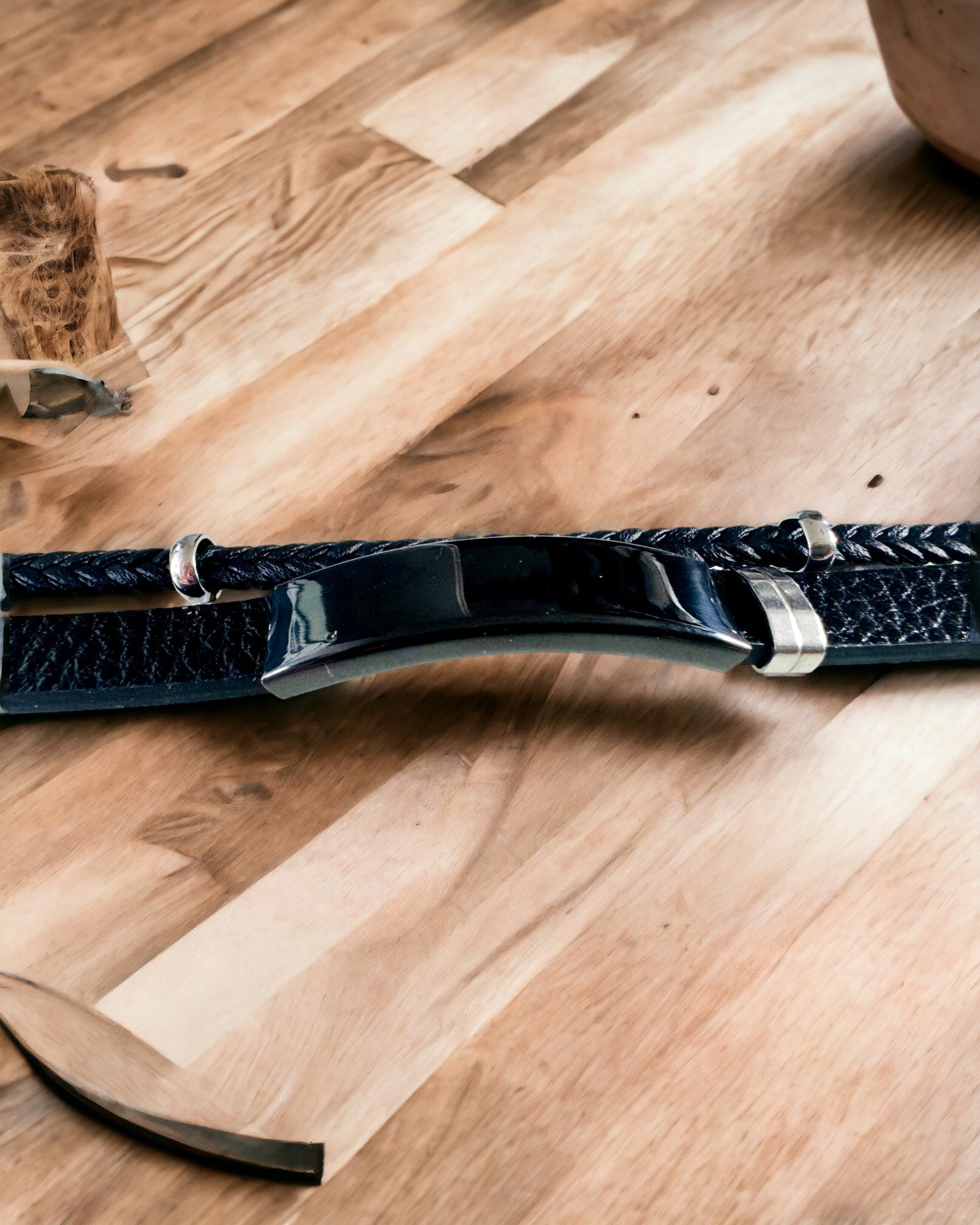 Herrearmbånd i PU-læder og rustfrit stål med mulighed for gravering – Tilgængelig i to farvevarianter