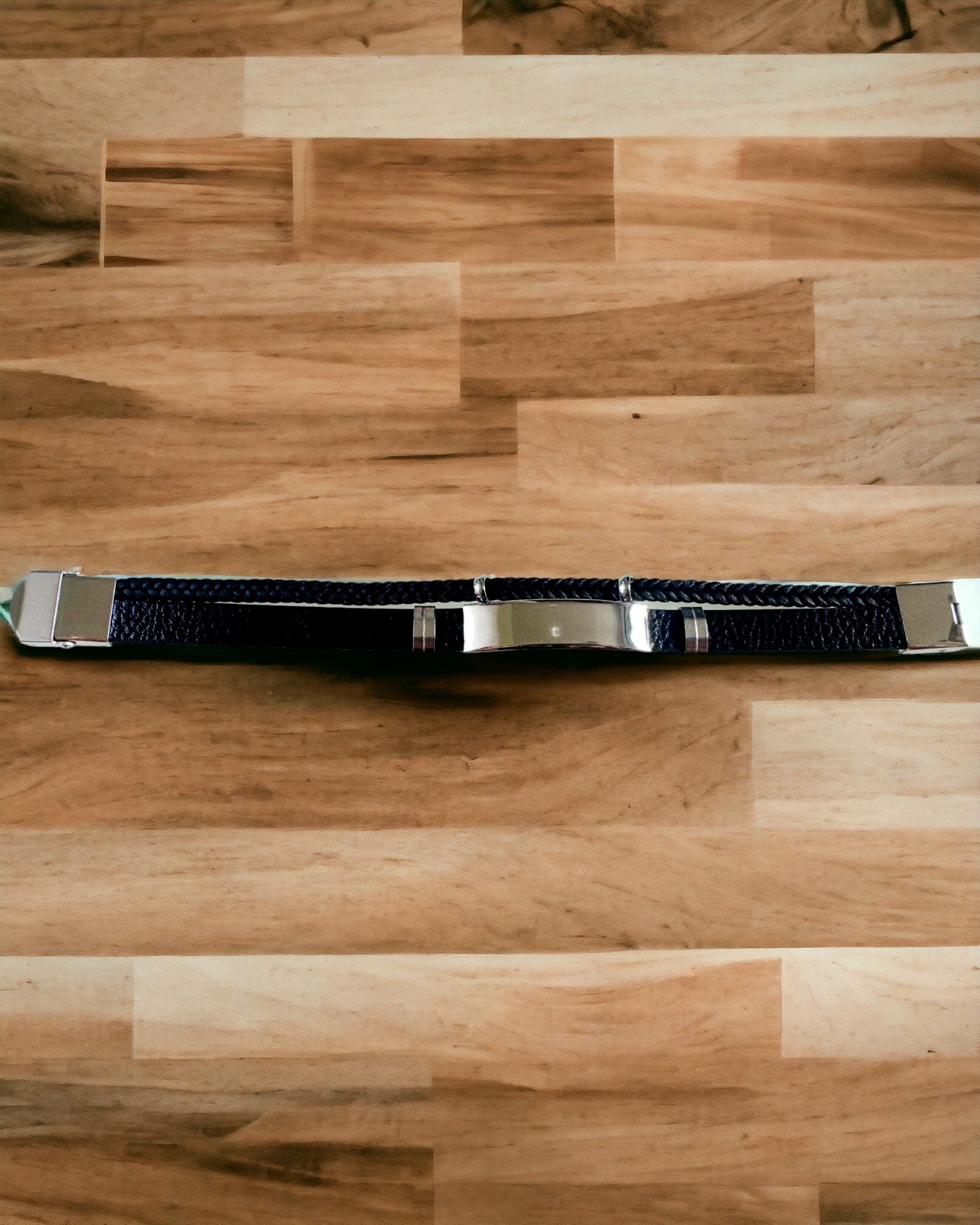 Herrearmbånd i PU-læder og rustfrit stål med mulighed for gravering – Tilgængelig i to farvevarianter