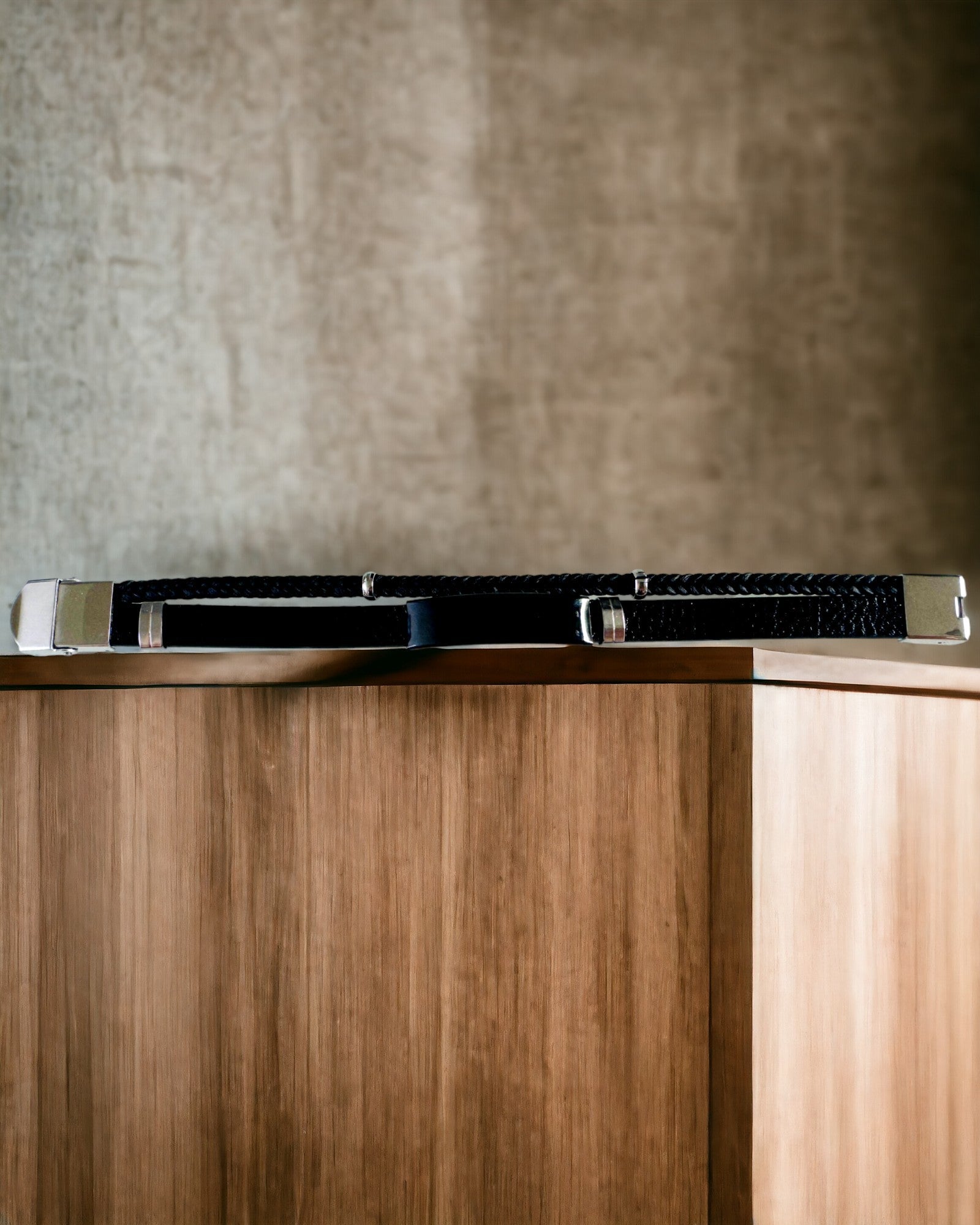 Herrearmbånd i PU-læder og rustfrit stål med mulighed for gravering – Tilgængelig i to farvevarianter