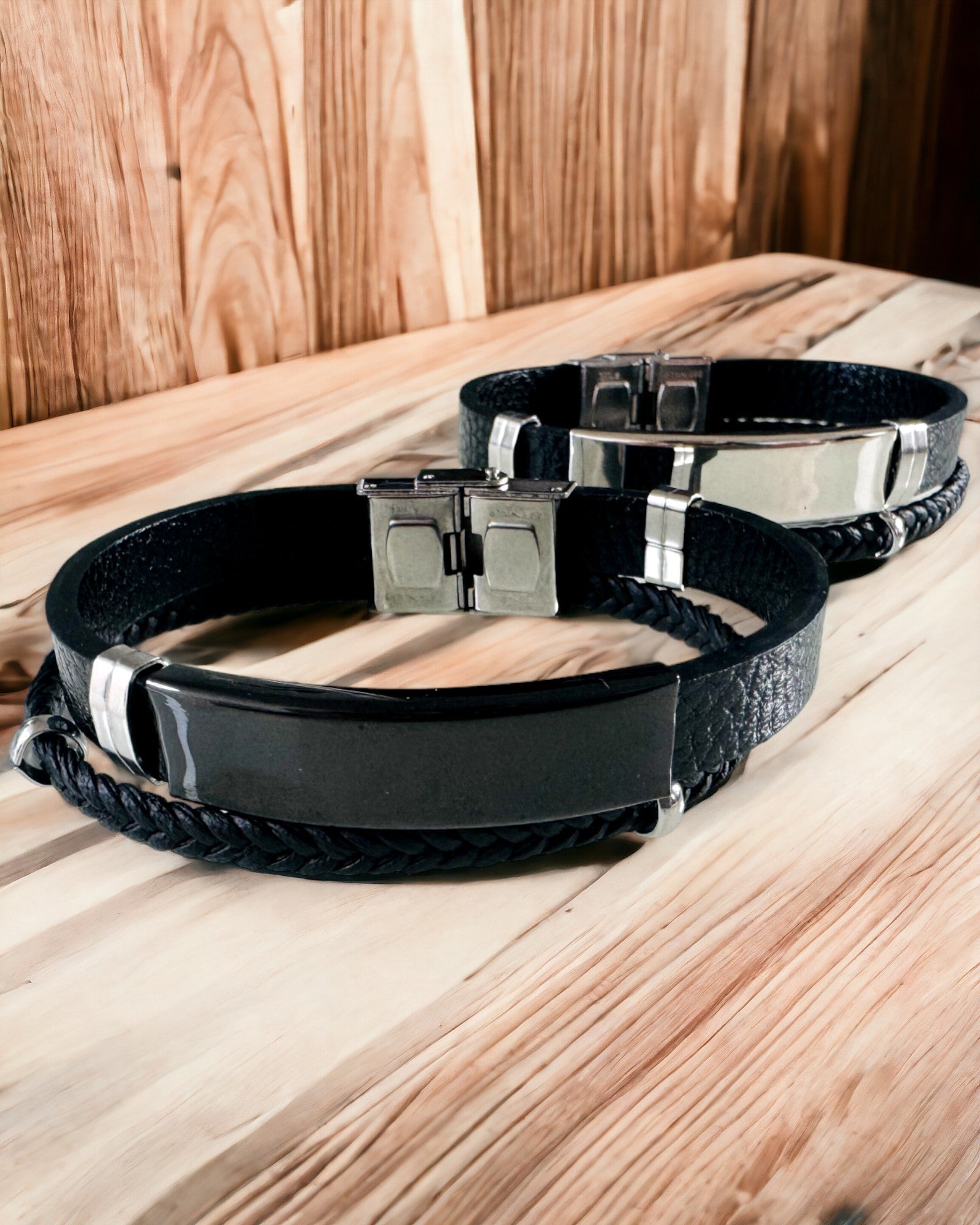 Herrearmbånd i PU-læder og rustfrit stål med mulighed for gravering – Tilgængelig i to farvevarianter
