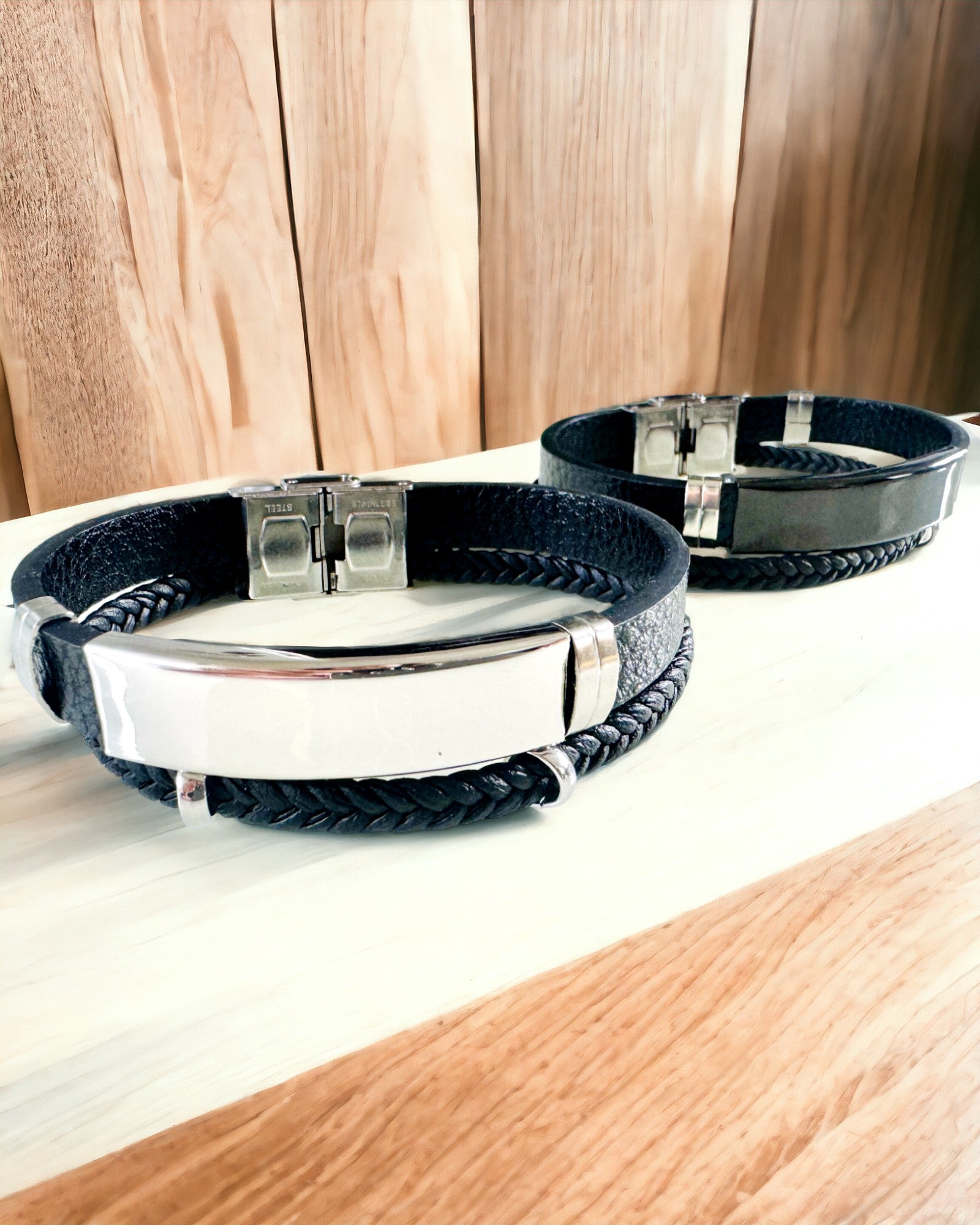 Herrearmbånd i PU-læder og rustfrit stål med mulighed for gravering – Tilgængelig i to farvevarianter