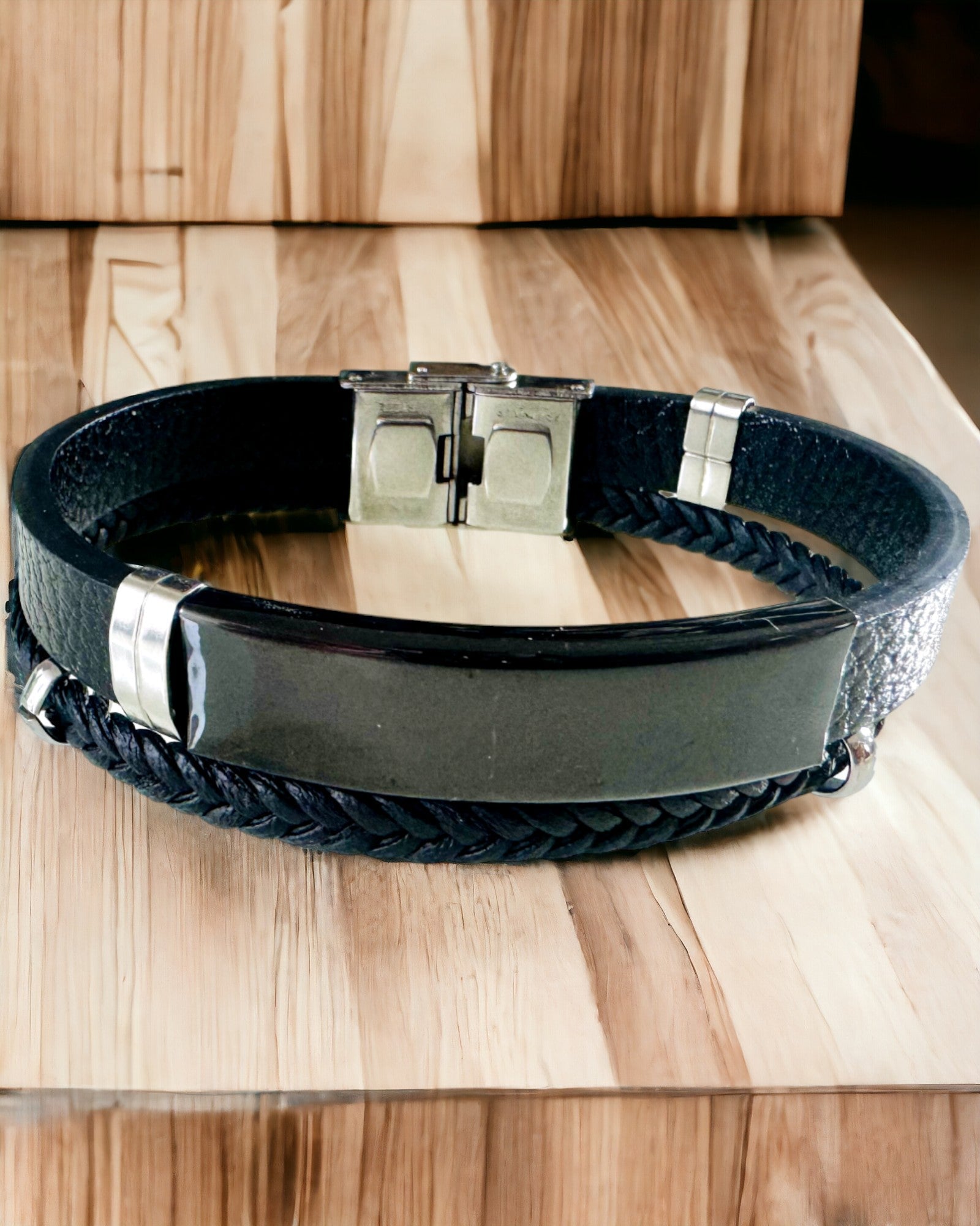 Herrearmbånd i PU-læder og rustfrit stål med mulighed for gravering – Tilgængelig i to farvevarianter