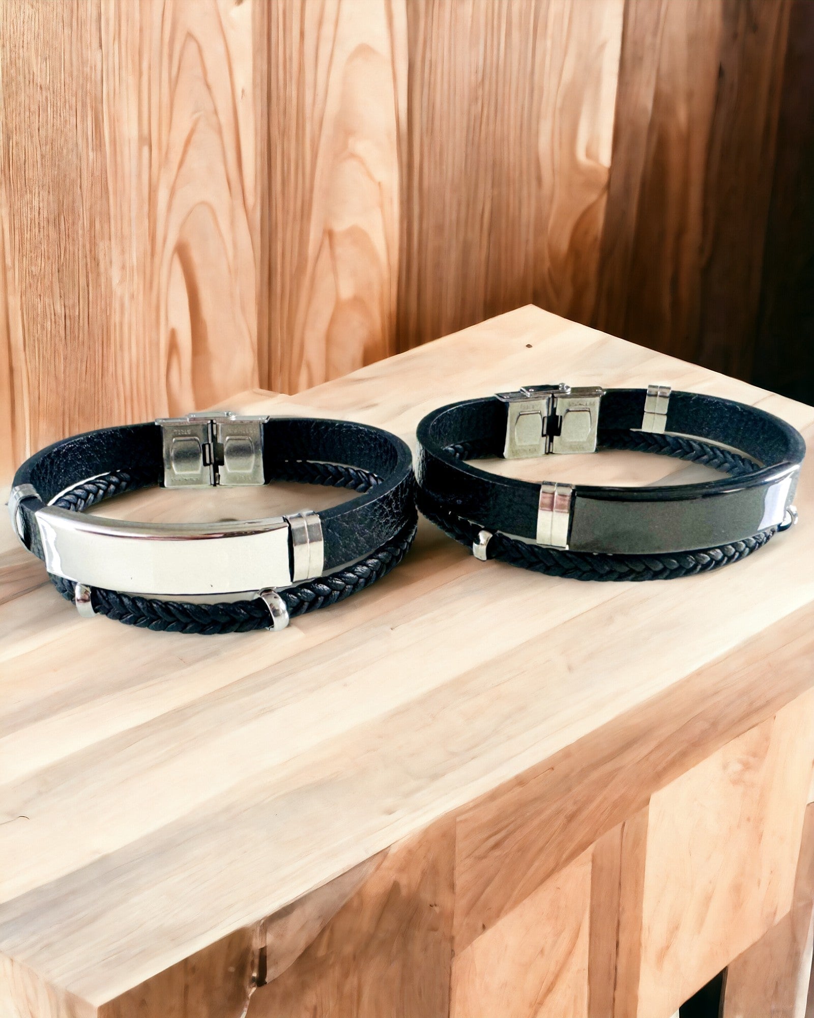 Herrearmbånd i PU-læder og rustfrit stål med mulighed for gravering – Tilgængelig i to farvevarianter