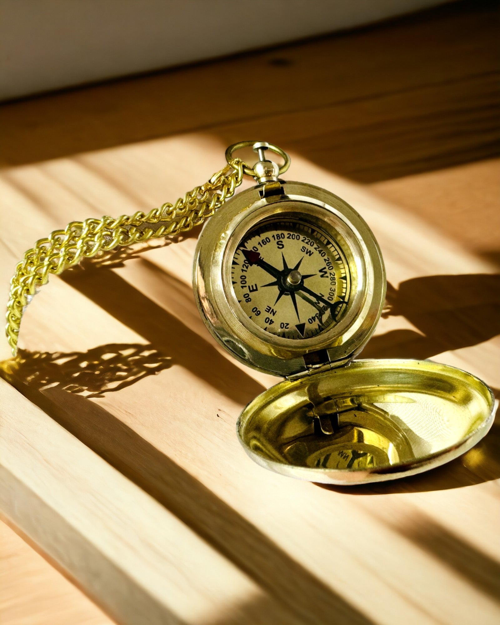 Kompas i gylden farve Przygoda – Elegant Oplevelsesnavigator