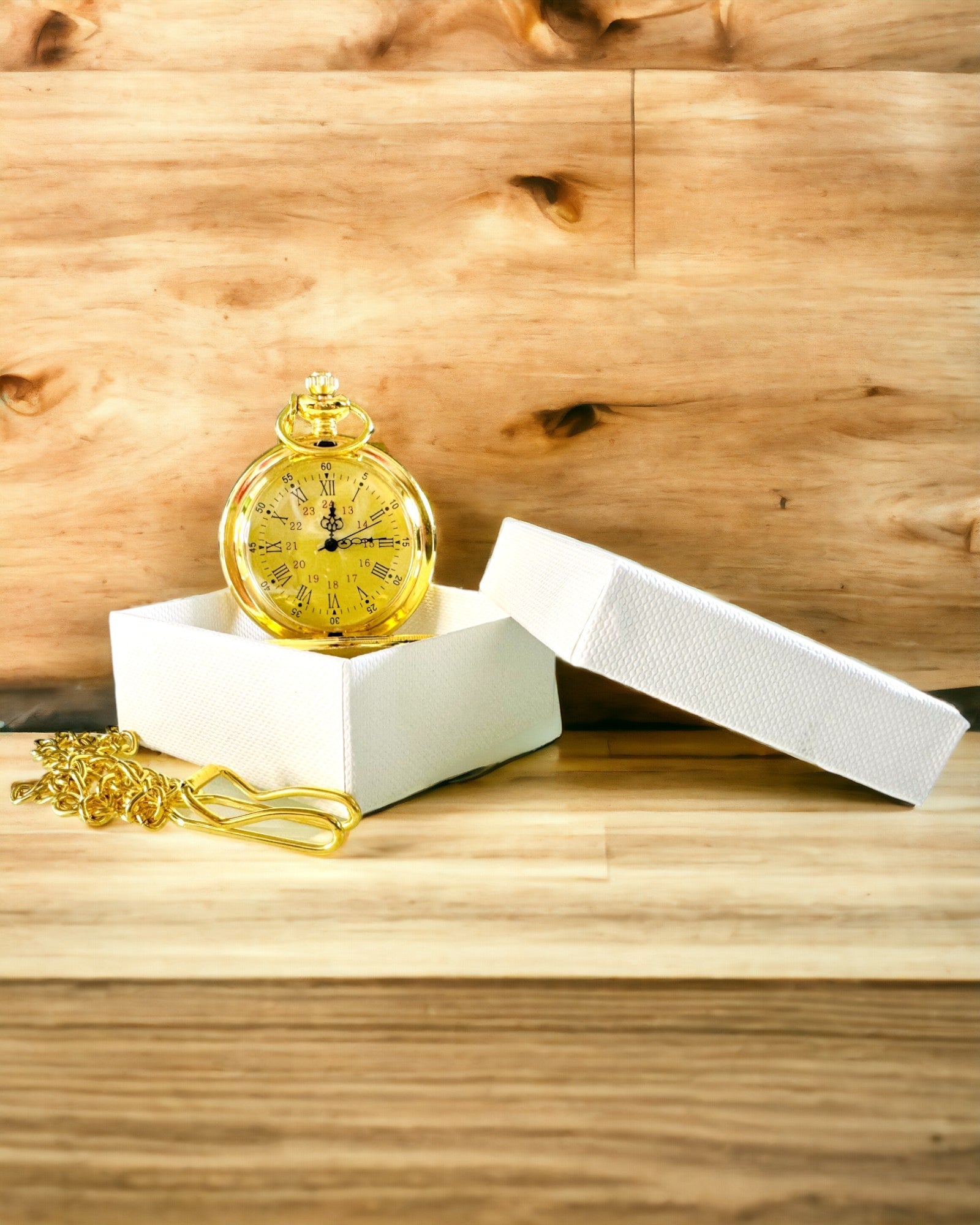 Guldfarvet lommeur i retrostil med mulighed for gravering