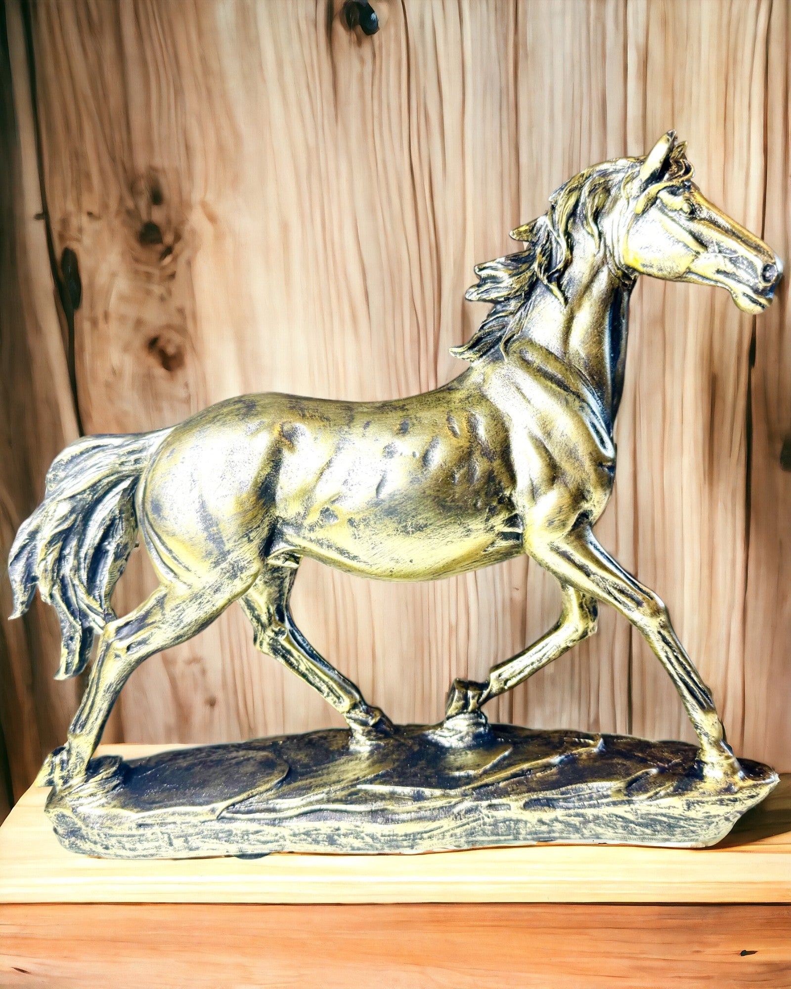 Statuette af Galoperende Hest i Harpiks med Mulighed for Gravering