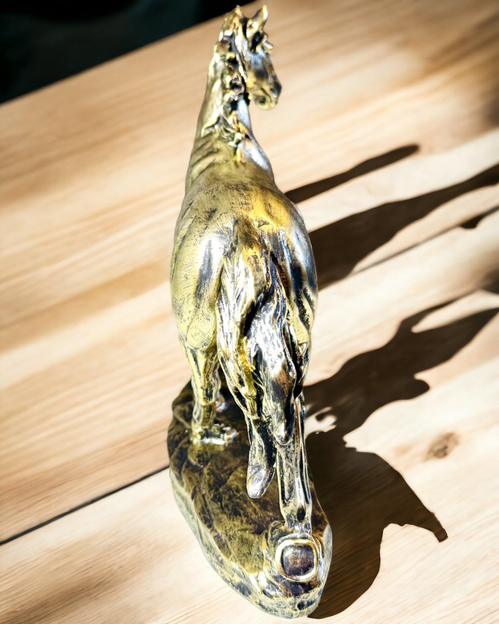 Statuette af Galoperende Hest i Harpiks med Mulighed for Gravering