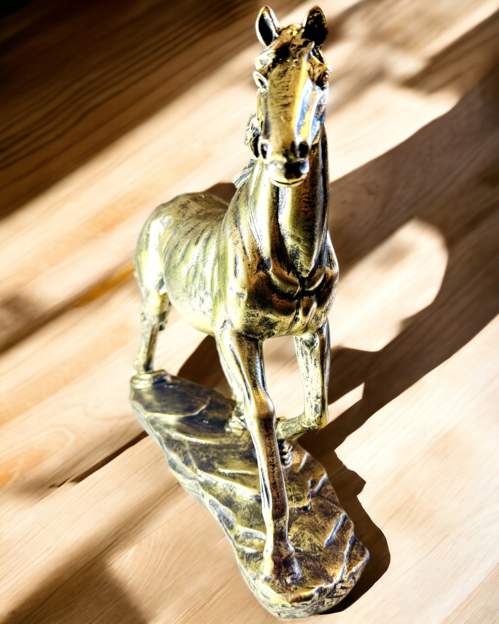 Statuette af Galoperende Hest i Harpiks med Mulighed for Gravering