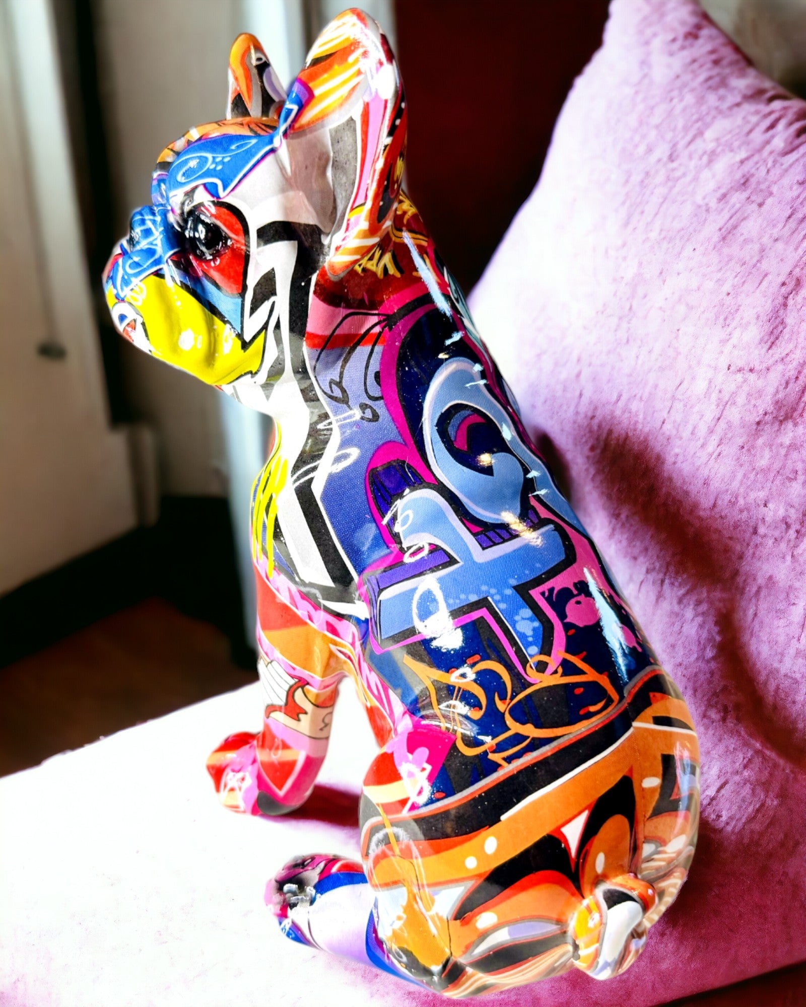 Håndlavet Fransk Bulldog Figur i Street Art Stil med Mulighed for Gravering