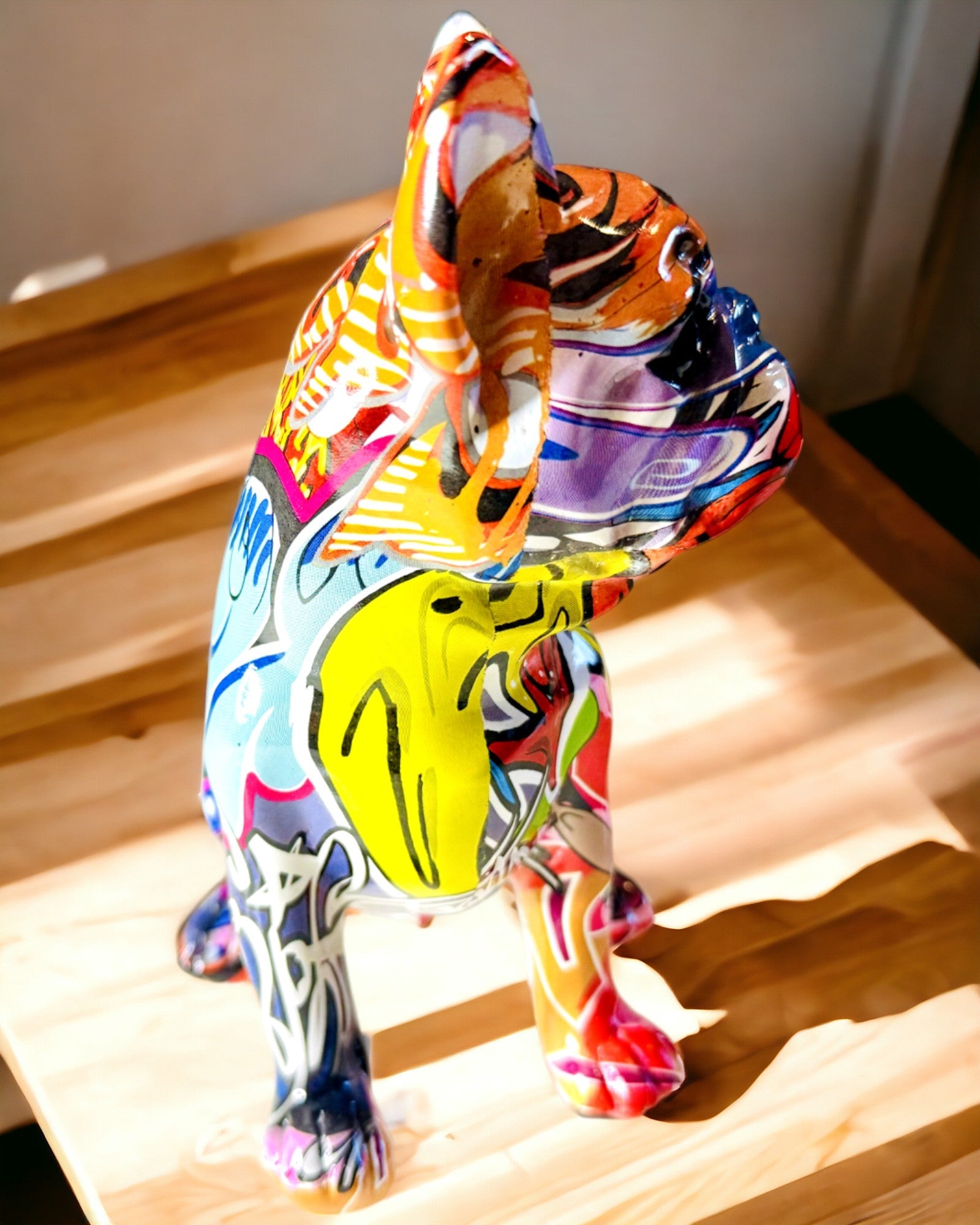 Håndlavet Fransk Bulldog Figur i Street Art Stil med Mulighed for Gravering