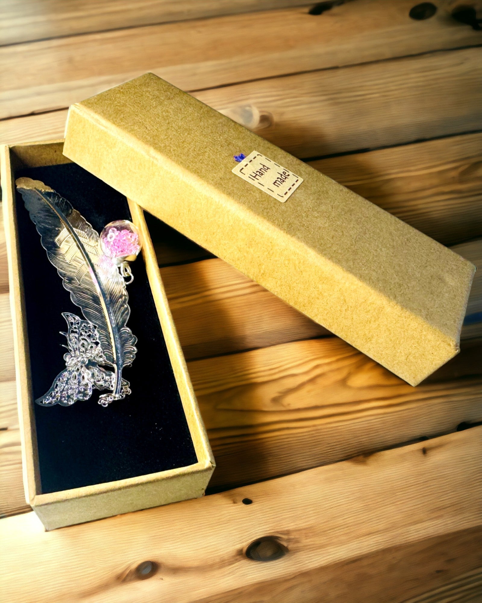 Kreativ Bogmærke i Retro Stil med Fjer og Sommerfugl Motiv – Elegant Gave til mor, lærer, Promoverende, Farve Sølv/lyserød