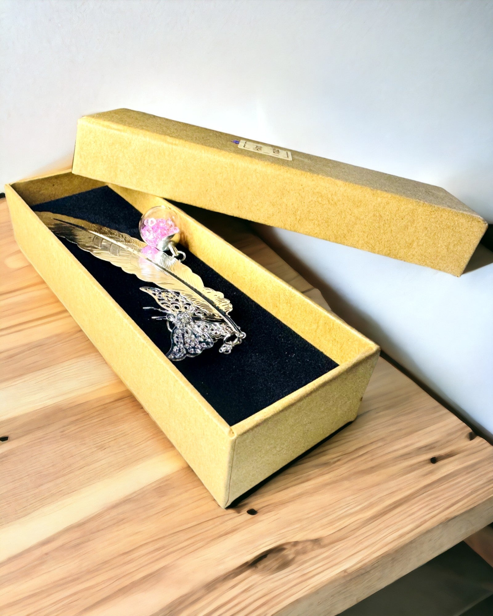 Kreativ Bogmærke i Retro Stil med Fjer og Sommerfugl Motiv – Elegant Gave til mor, lærer, Promoverende, Farve Sølv/lyserød