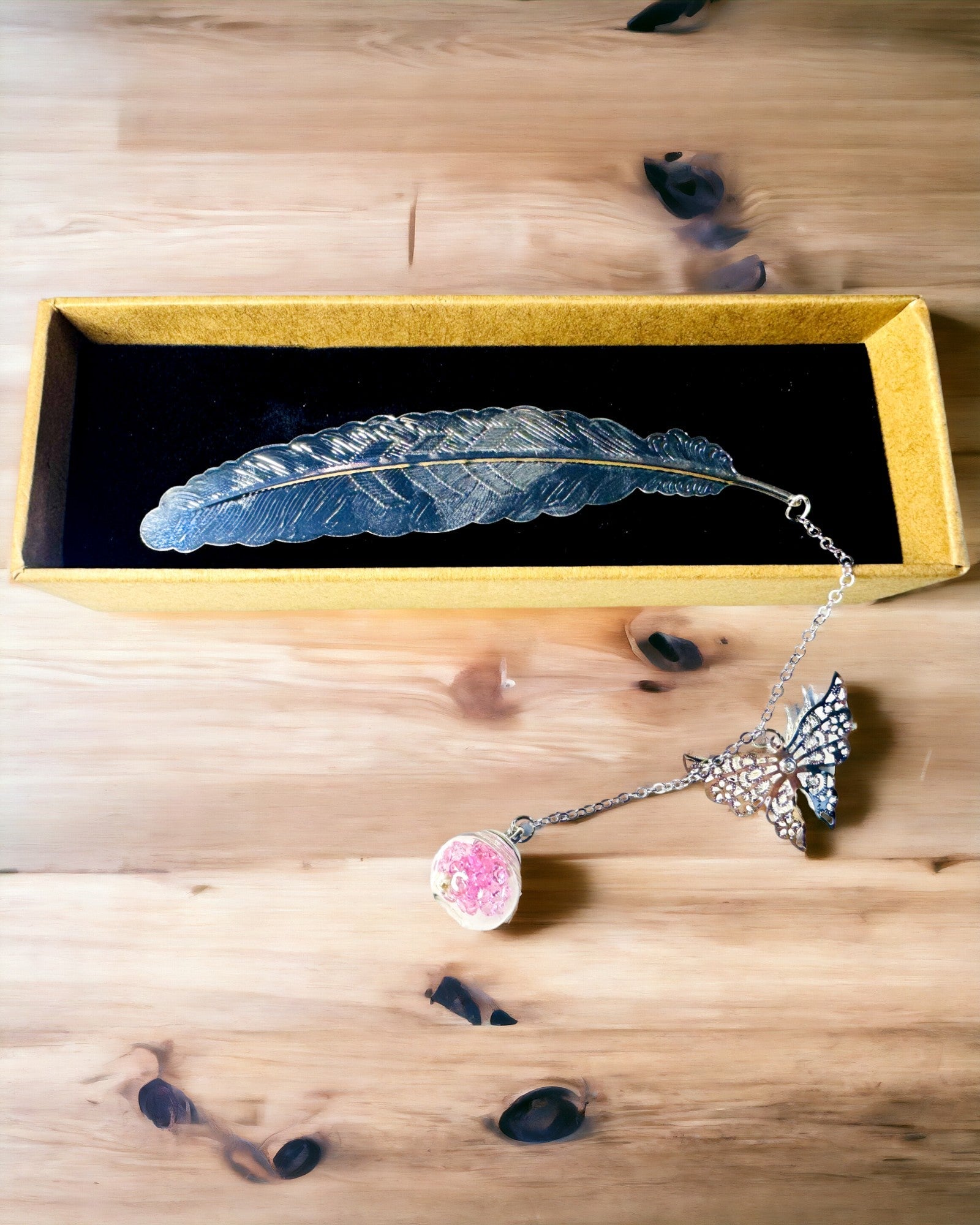 Kreativ Bogmærke i Retro Stil med Fjer og Sommerfugl Motiv – Elegant Gave til mor, lærer, Promoverende, Farve Sølv/lyserød