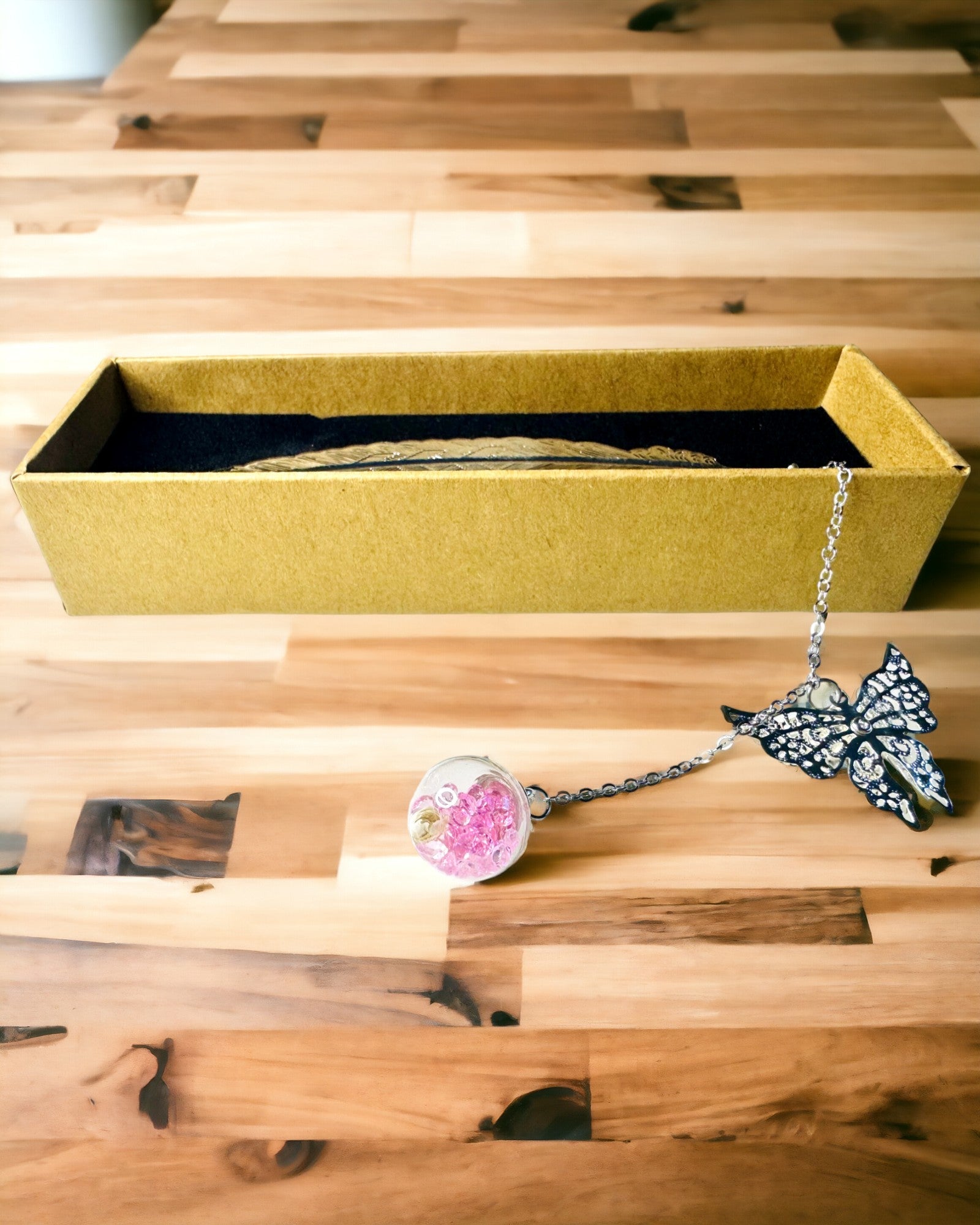 Kreativ Bogmærke i Retro Stil med Fjer og Sommerfugl Motiv – Elegant Gave til mor, lærer, Promoverende, Farve Sølv/lyserød