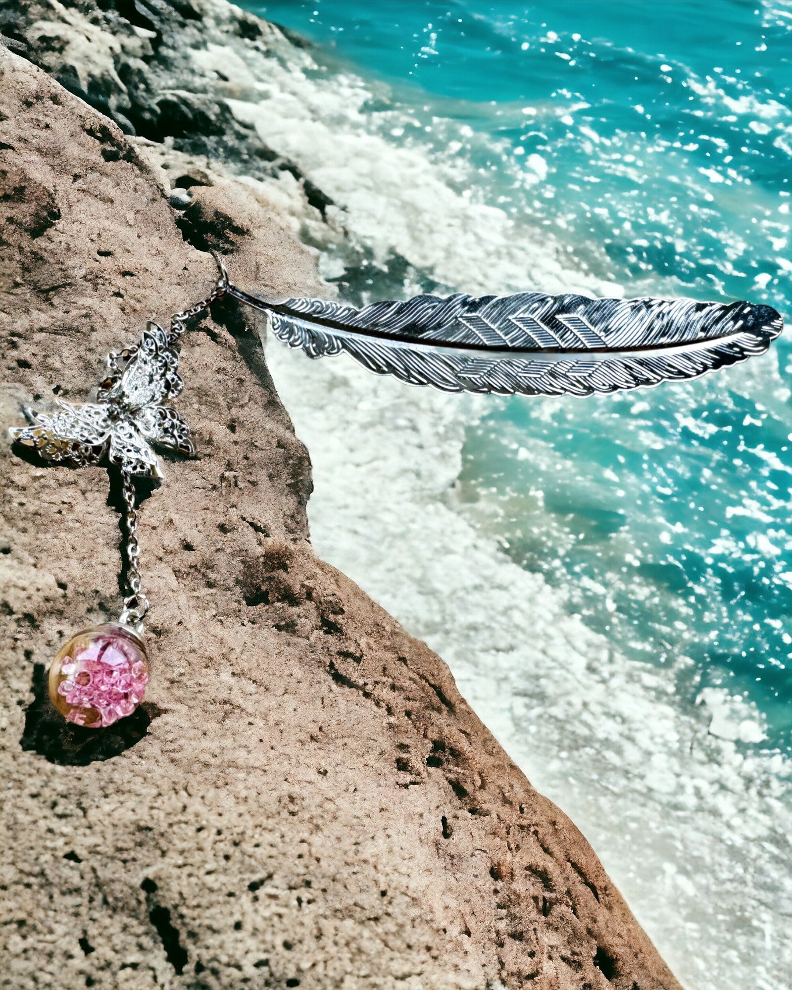 Kreativ Bogmærke i Retro Stil med Fjer og Sommerfugl Motiv – Elegant Gave til mor, lærer, Promoverende, Farve Sølv/lyserød